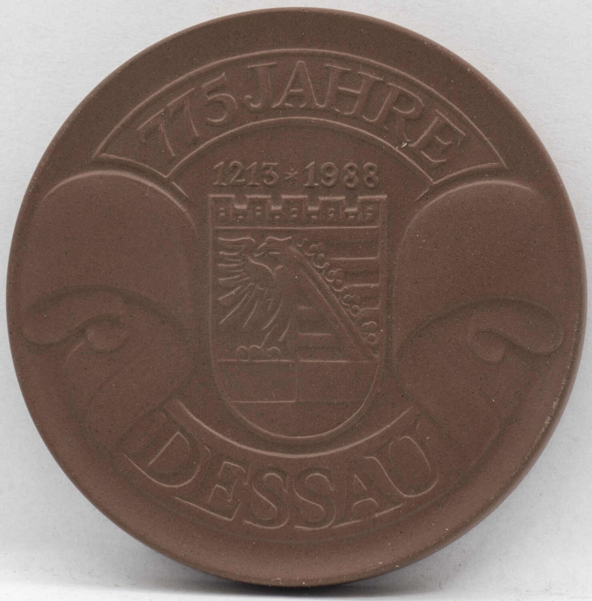 Meissen Porzellan - Medaille 775 Jahre Dessau. Durchmesser: ca. 67 mm. Erhaltung: VZ. Meissen