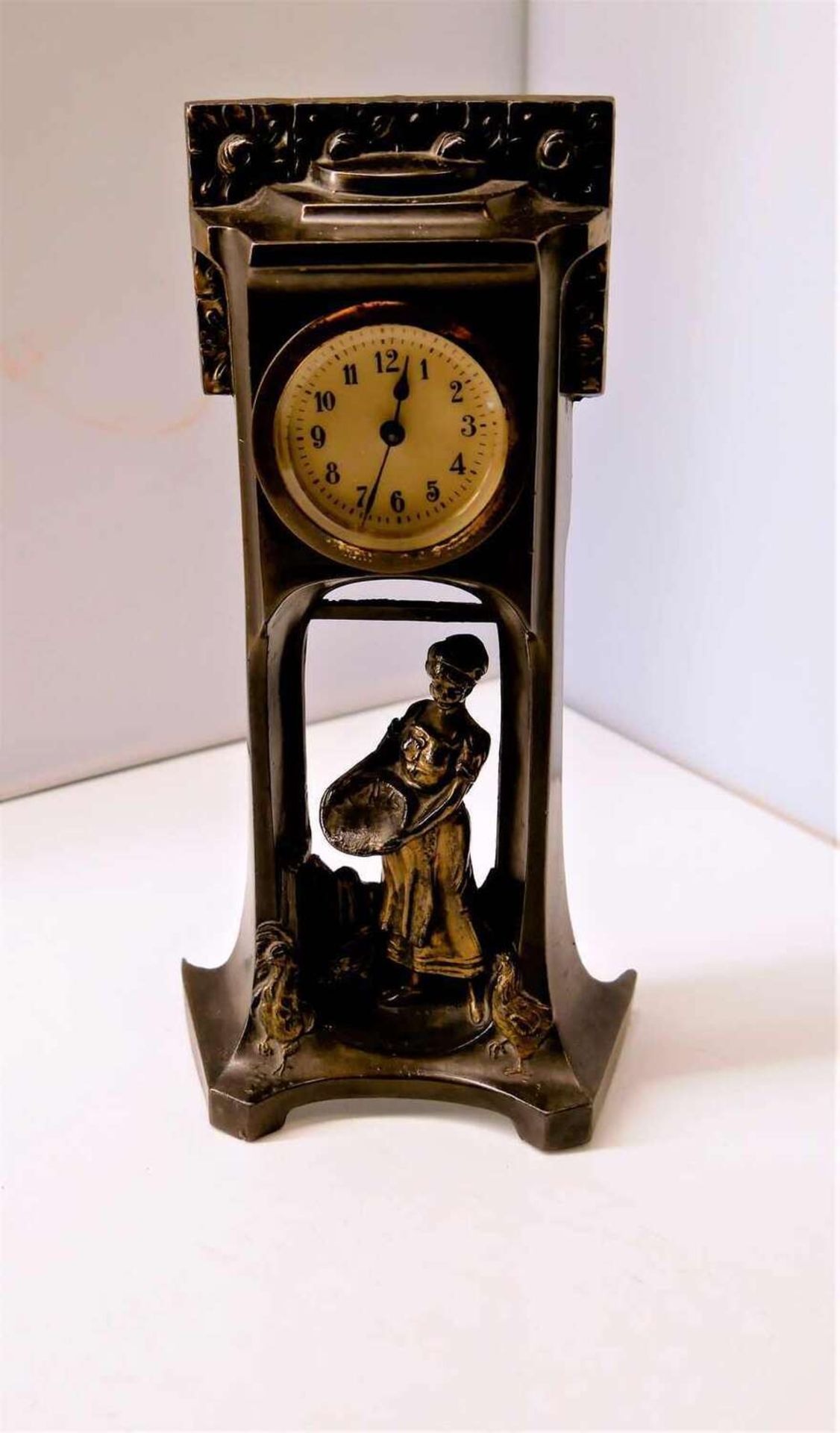 Kleine Jugendstil Tischuhr, Höhe ca. 24 cm. Gut erhaltender Zustand. Small Art Nouveau table clock,