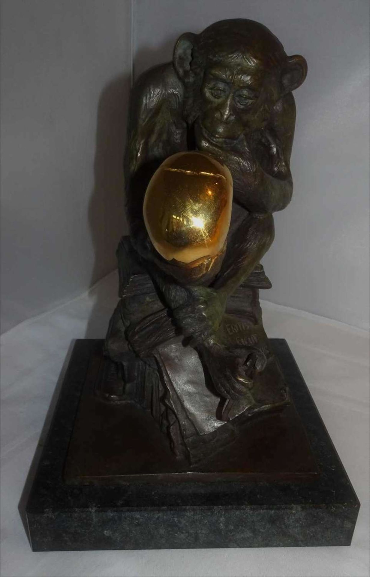 Bronzefigur "Affe mit Schädel" von Wolfgang Hugo Rheinhold, Gießerei Arsmundi. Limitierte