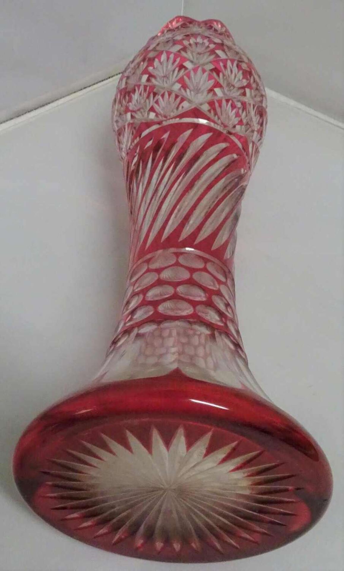 Böhmen, ausgefallene Hyazinthen Glaskristallvase, rot überfangen, aufwendig geschliffen. Höhe ca. - Image 2 of 2