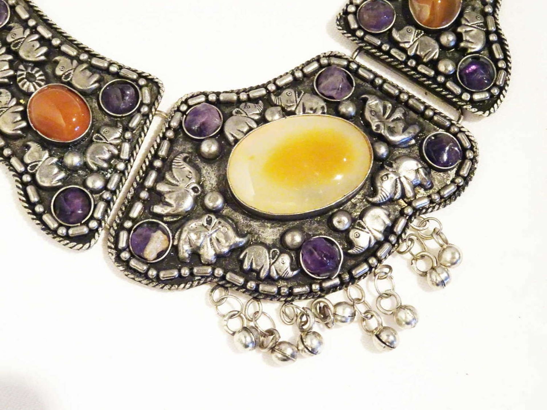 Collier, Silberblech mit Amethysten und Achaten besetzt Necklace, silver sheet with amethysts and - Bild 3 aus 3