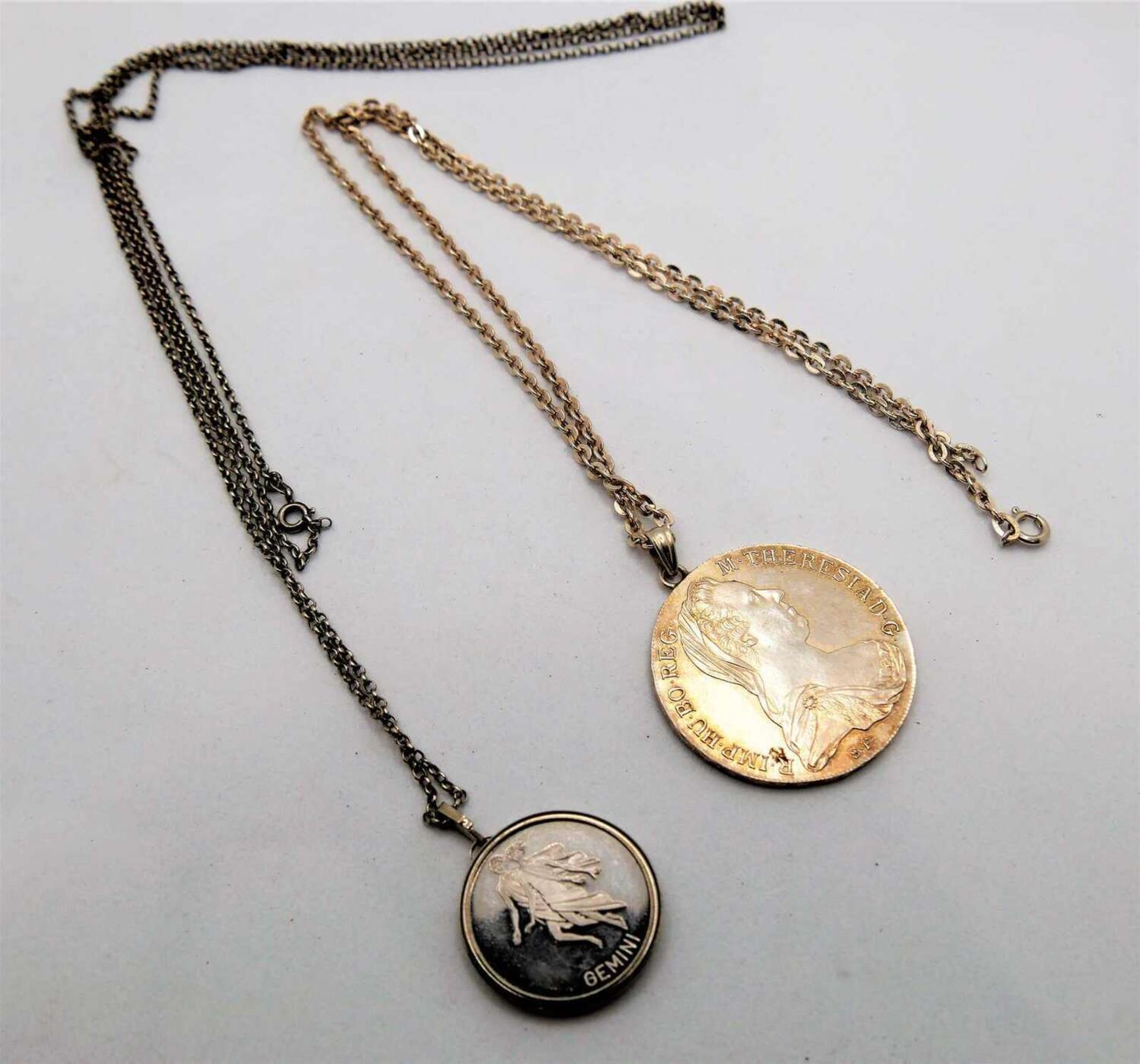1 Maria Theresienthaler an 835er Silberkette, sowie 1 Medaille "Gemini" mit Tigerauge an 835er - Bild 3 aus 3