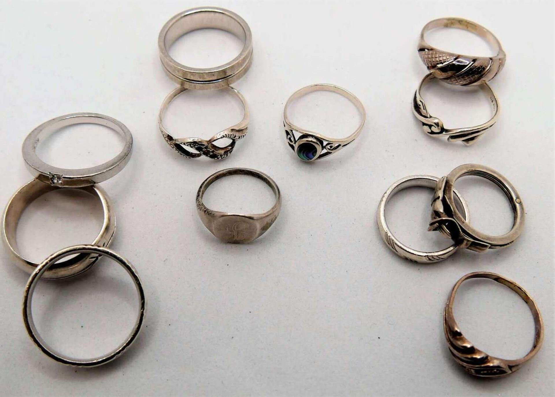 Lot Silberringe, verschiedene Modelle. Insgesamt 12 Stück. Gewicht ca. 37,3 gr Lot of silver rings, - Bild 2 aus 3