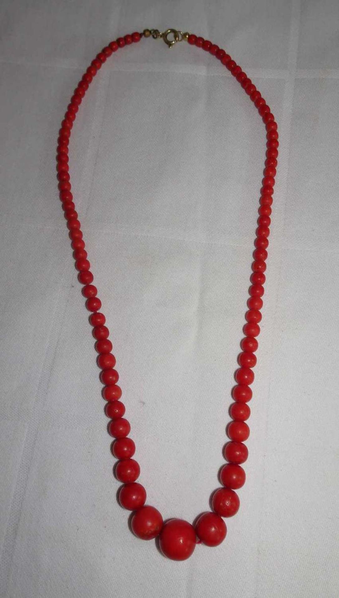 Korallenkette tiefrot, 585er Gelbgoldverschluß. Länge ca. 52 cm Coral necklace deep red, 585 yellow