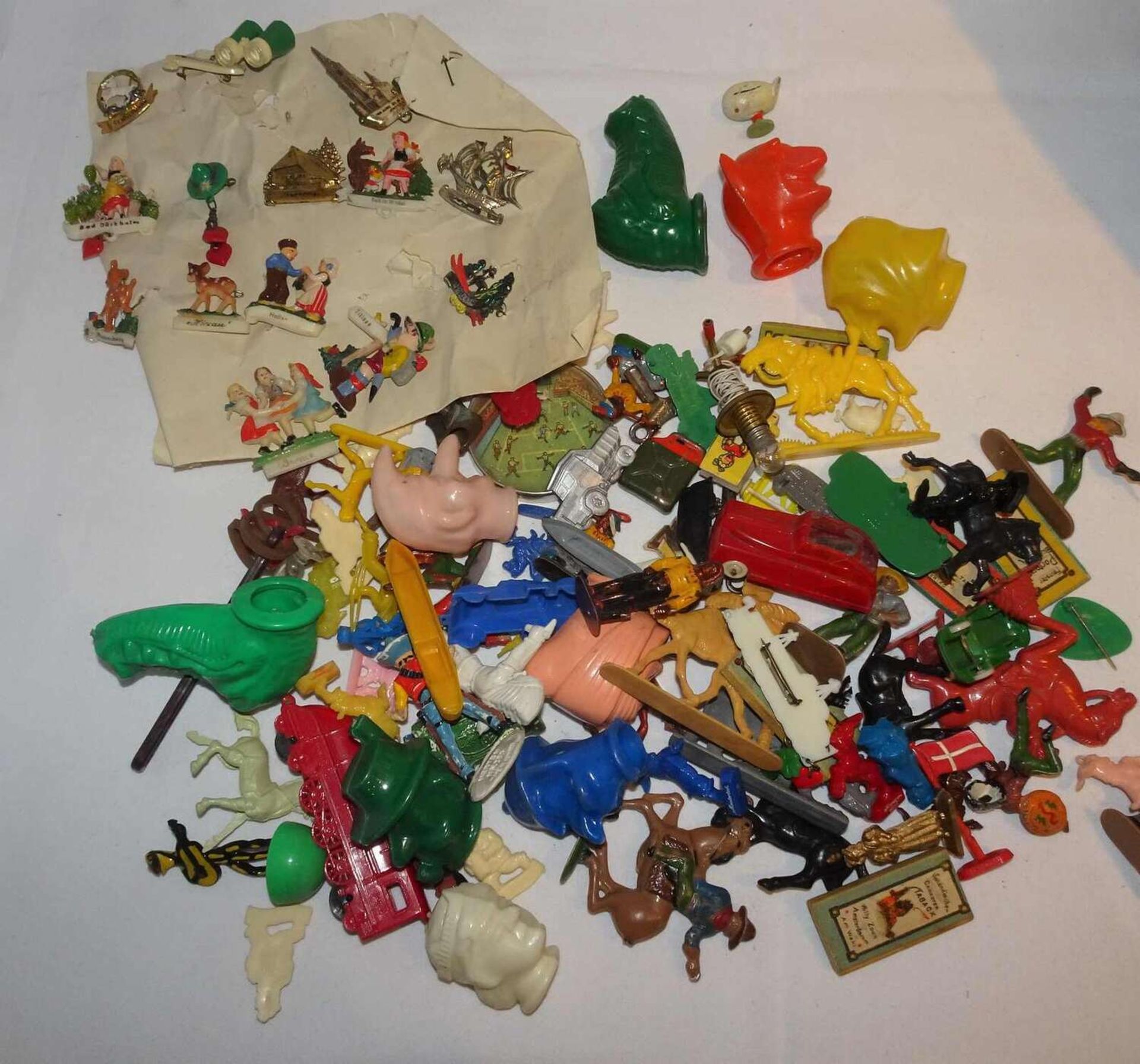 Lot Spielzeug, 30 - 40er Jahre, dabei Plastikautos, Fingerpuppen etc., sicher kleine Fundgrube. Lot
