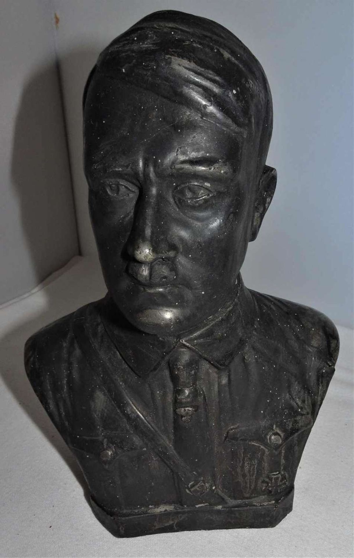 Halbbüste von Adolf Hitler des deutschen Bildhauers Otto Schmidt-Hofer. Gipskunstguss geschwärzt.