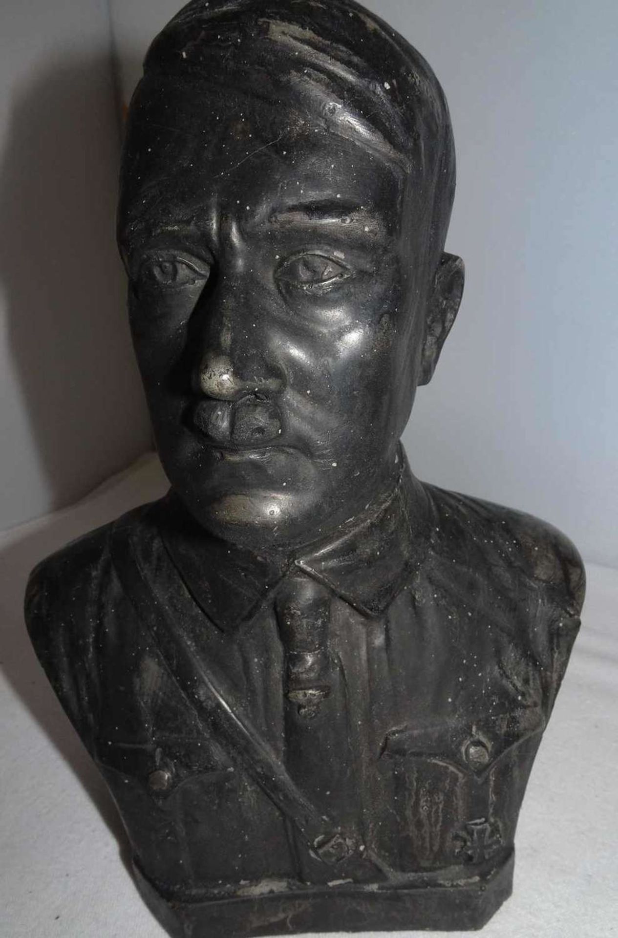 Halbbüste von Adolf Hitler des deutschen Bildhauers Otto Schmidt-Hofer. Gipskunstguss geschwärzt. - Bild 2 aus 7