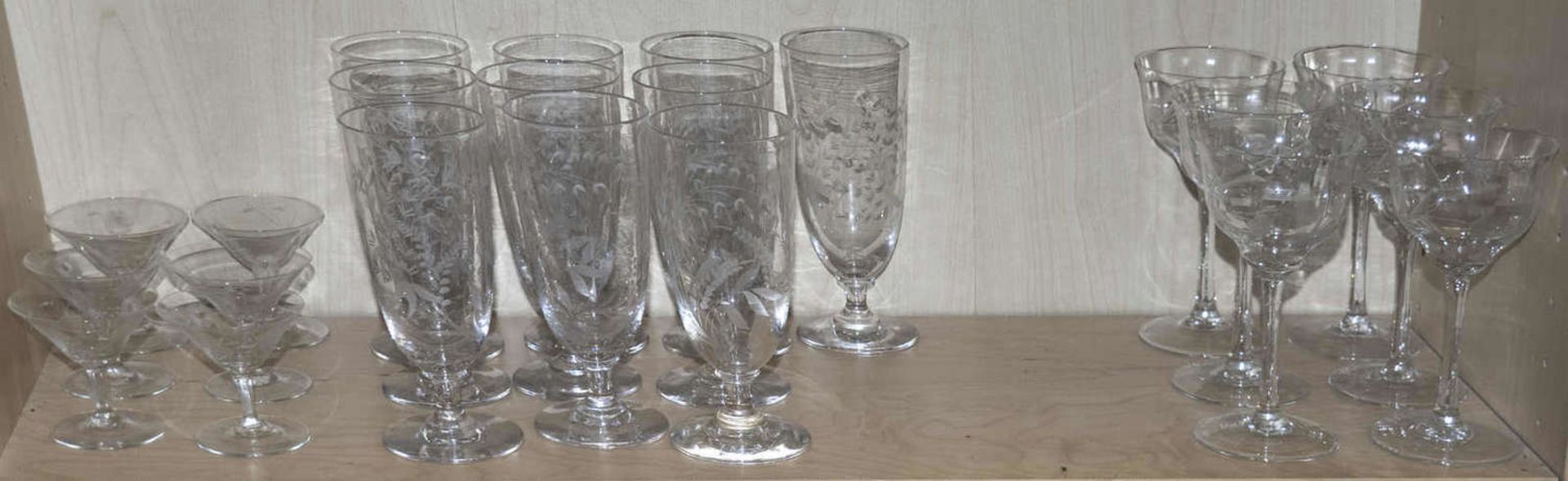 Lot alte Gläser, dabei 6 Likörgläser, 6 Weingläser, sowie 10 Biergläser. Guter Zustand. Lot of old