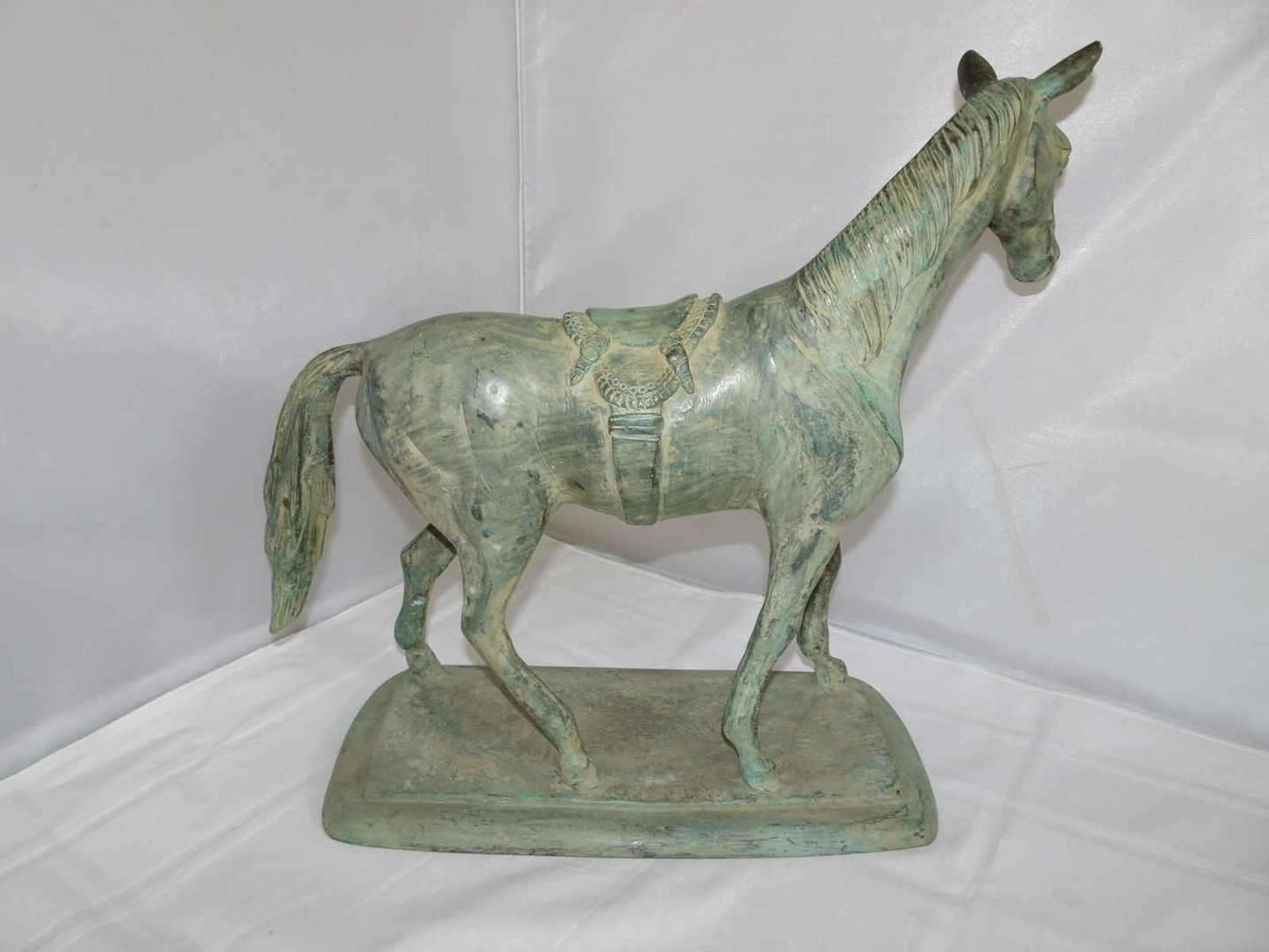 unbekannter Künstler, Bronzefigur "Pferd mit Sattel", Bronze grün patiniert. Maße: Höhe ca. 33 cm, - Image 3 of 4