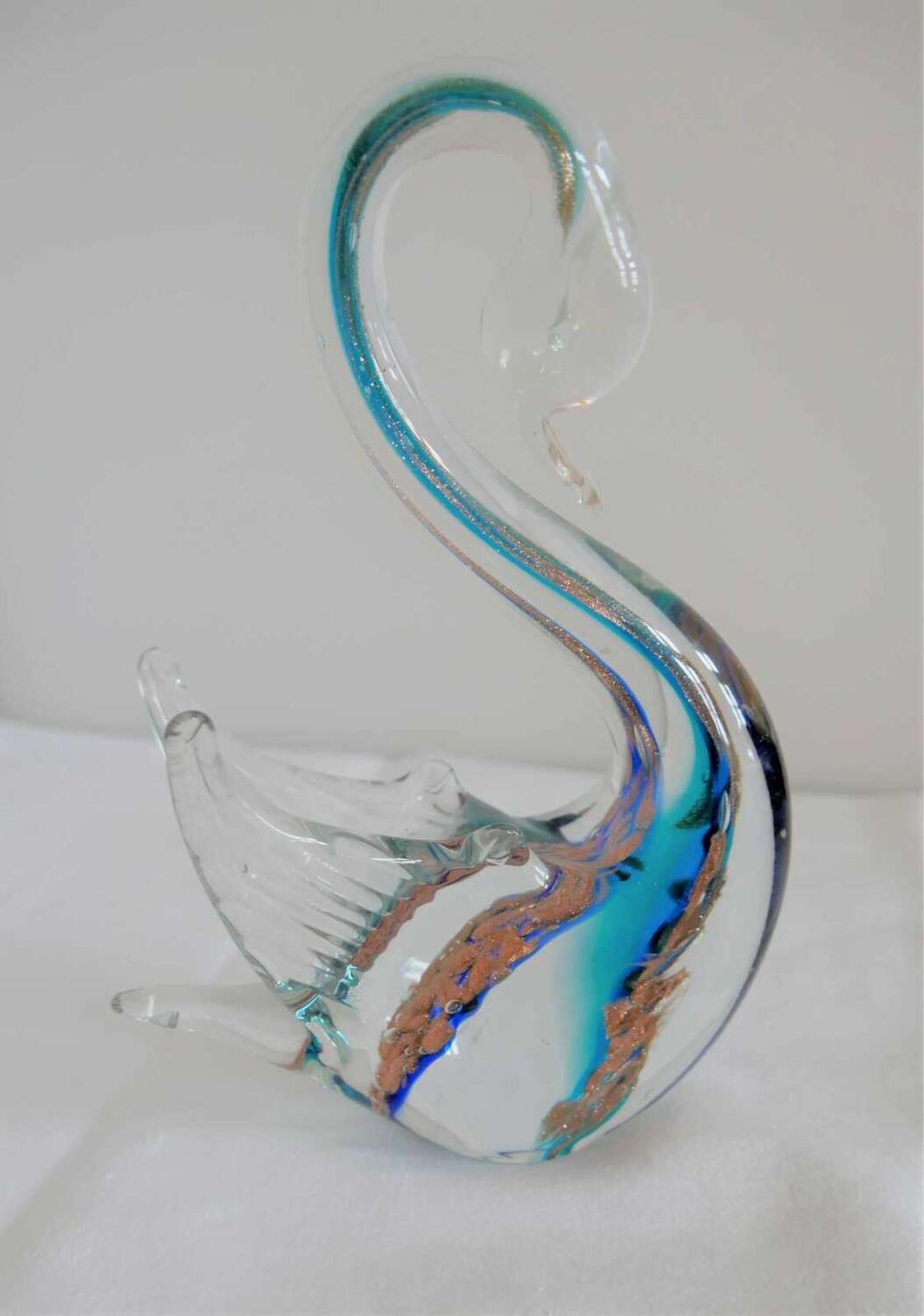 Murano Glasschwan mit Goldfolieneinschmelzungen. Maße: Höhe ca. 19 cm Murano glass swan with gold