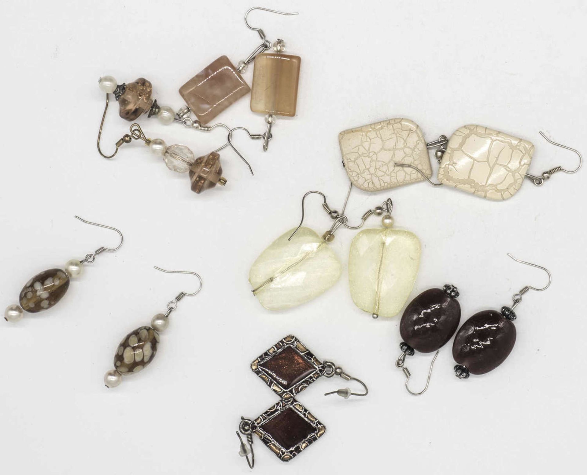 Lot Ohrschmuck, verschiedene Modelle. Insgesamt sieben Stück. Lot of earrings, different models. A