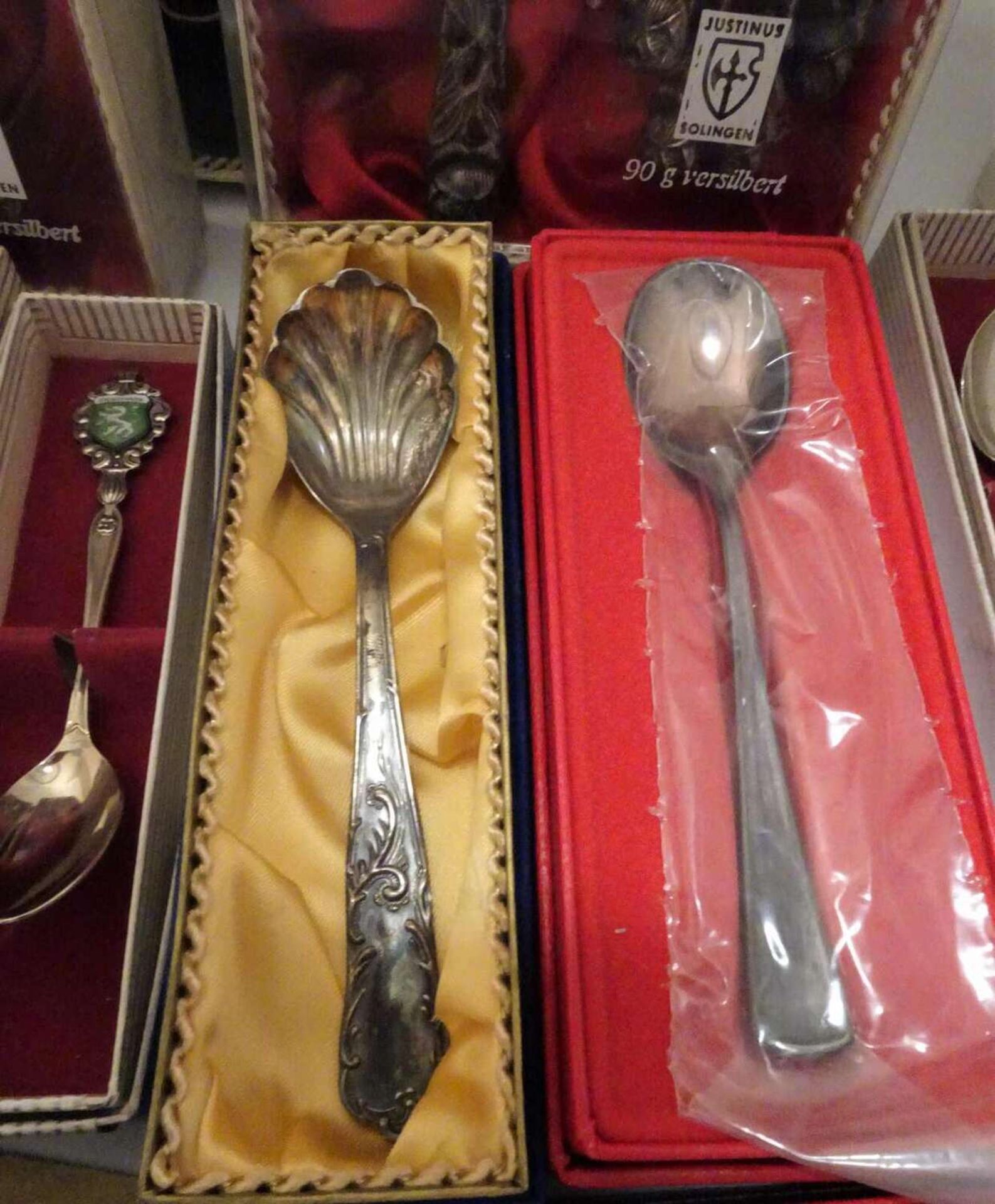 Lot versilberte Besteckteile, dabei auch Andenkenlöffel Lot of silver-plated pieces of cutlery, - Image 2 of 3