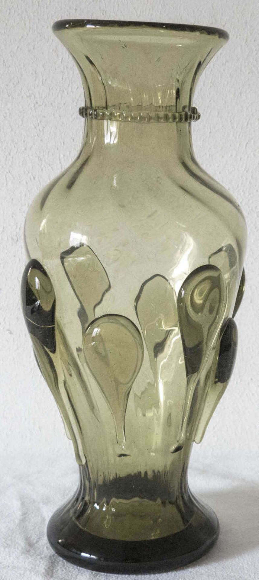 Künstler - Glasvase, grün, mit Aufschmelzungen. Höhe: a. 36 cm. Artist - glass vase, green, with