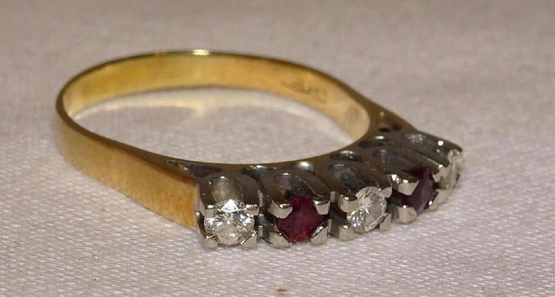 Damenring, 585er Gelbgold, besetzt mit Rubinen und Brillanten. Ringgröße 58. Gewicht ca. 3,62 gr. - Bild 2 aus 3