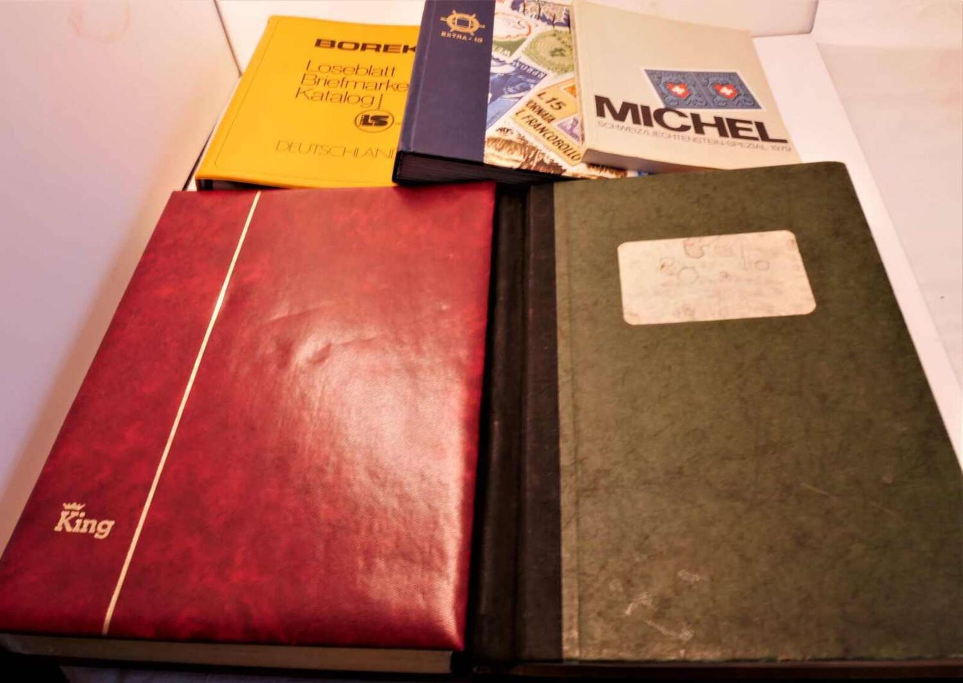 Kleines Lot Philatelie, dabei Michel, Loseblatt Briefmarken Katalog, etc. Small lot of philately,