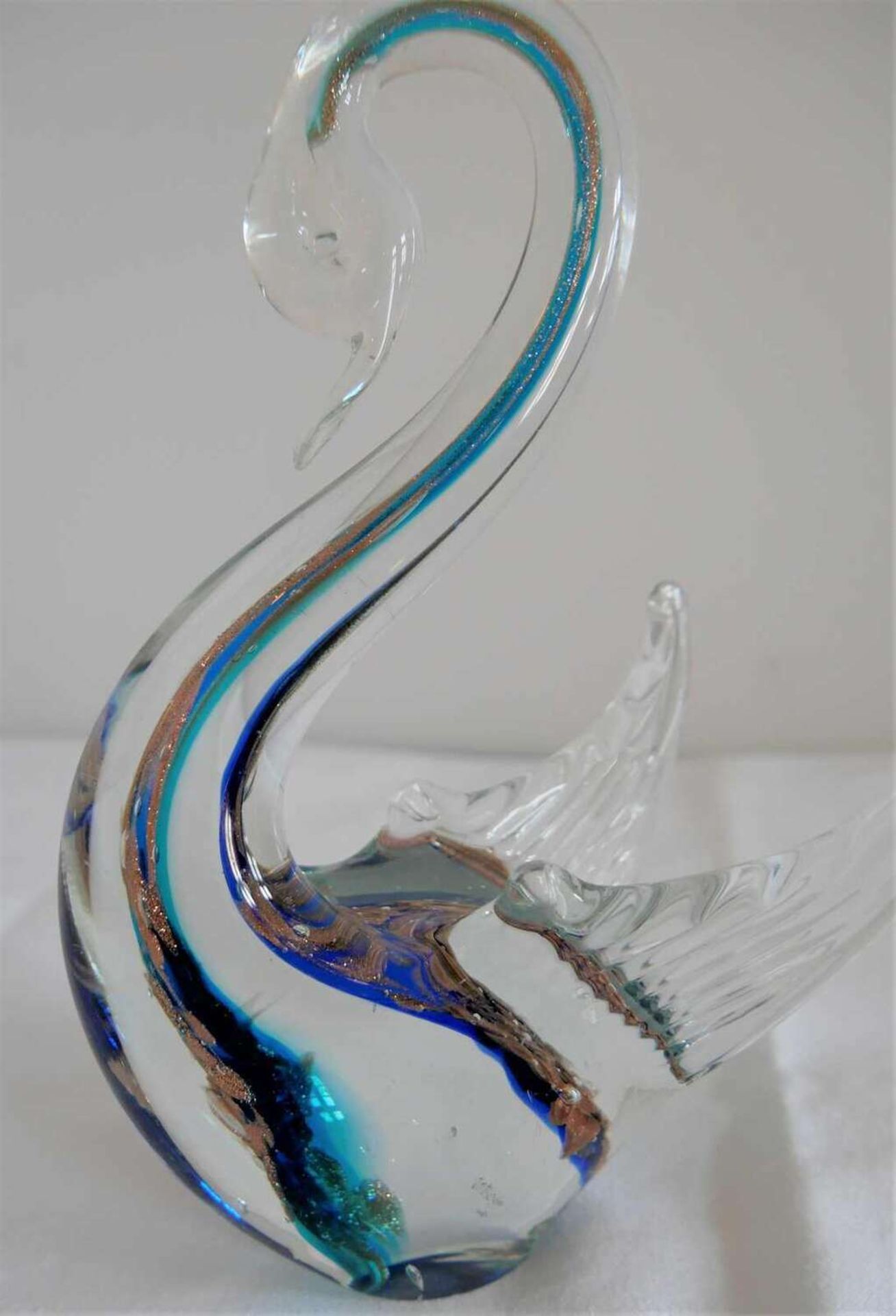 Murano Glasschwan mit Goldfolieneinschmelzungen. Maße: Höhe ca. 19 cm Murano glass swan with gold - Image 3 of 3