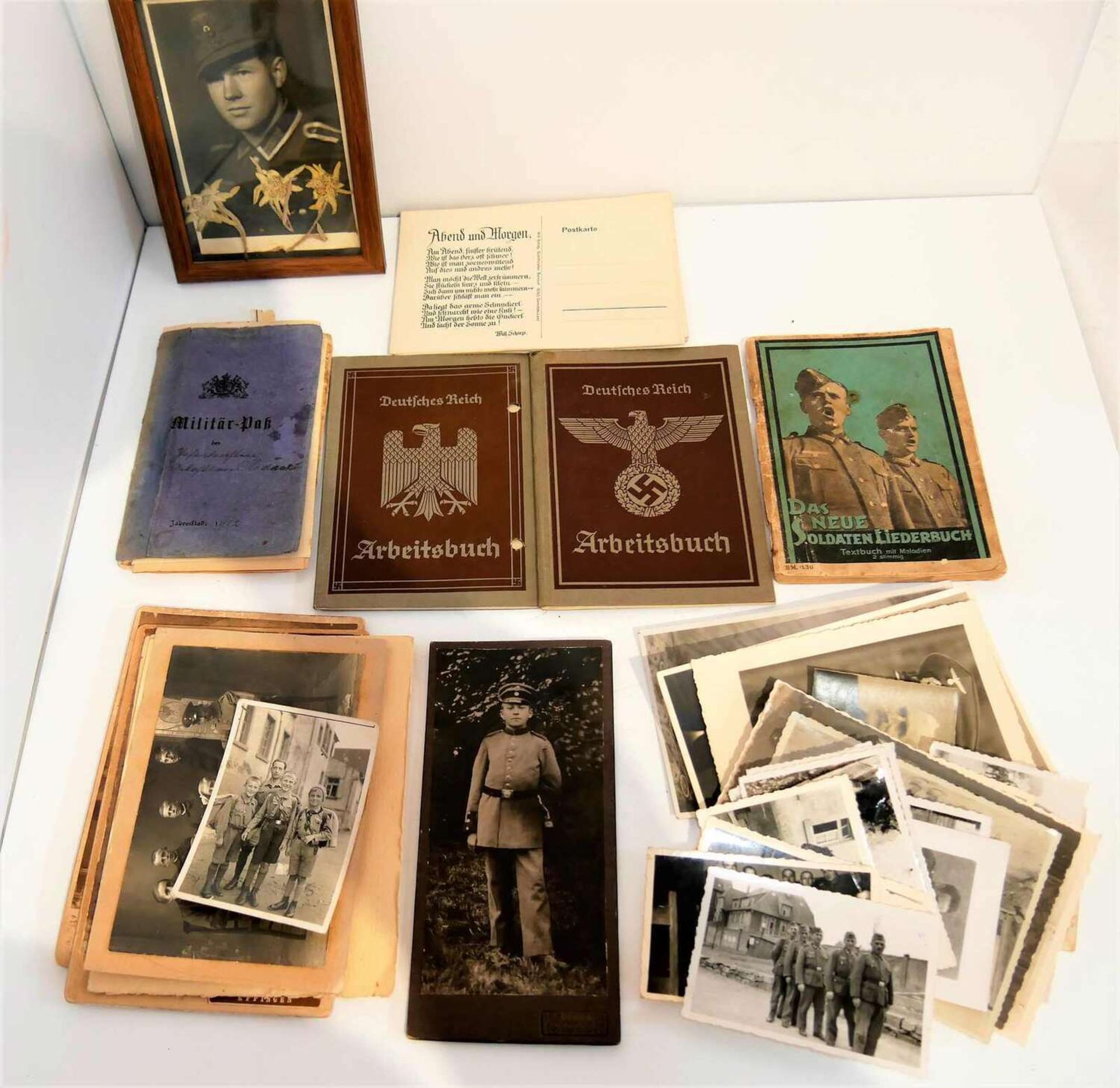 Lot Militaria, dabei Militärpass Kaiserreich, Arbeitsbücher 3. Reich, viele Soldatenfotos 2.