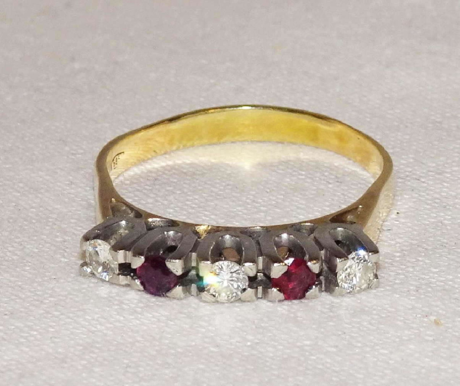 Damenring, 585er Gelbgold, besetzt mit Rubinen und Brillanten. Ringgröße 58. Gewicht ca. 3,62 gr. - Bild 3 aus 3