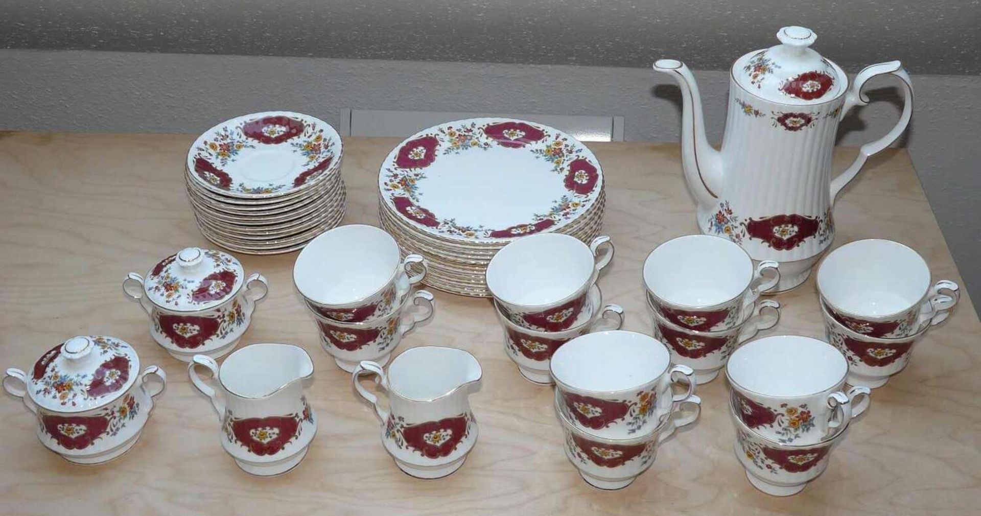 Kaffeeservice rot mit Blumendesign und Goldrand, Made in England, Royal Victorian bone china;