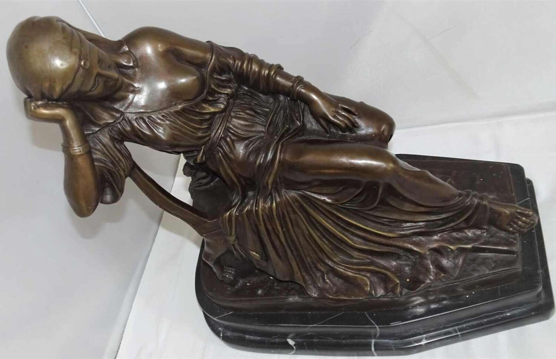 B.C. Zheng (xx), Bronzefigur "Fortuna auf Thron", Maße ohne Sockel: Höhe ca. 40 cm, Breite ca. 14
