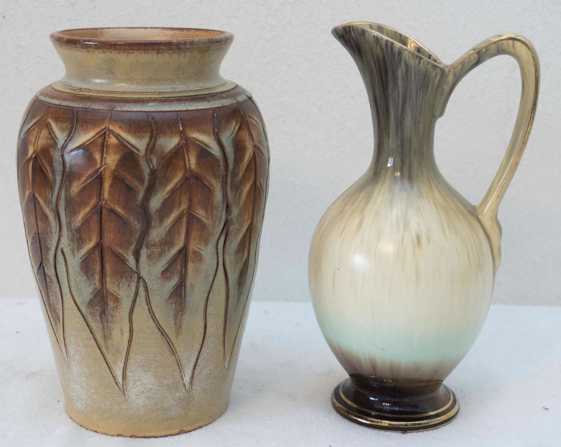 Zwei Keramik Vasen: 1 x in Form einer Amphore. Höhe je ca. 20 cm. Two ceramic vases: 1 x in the