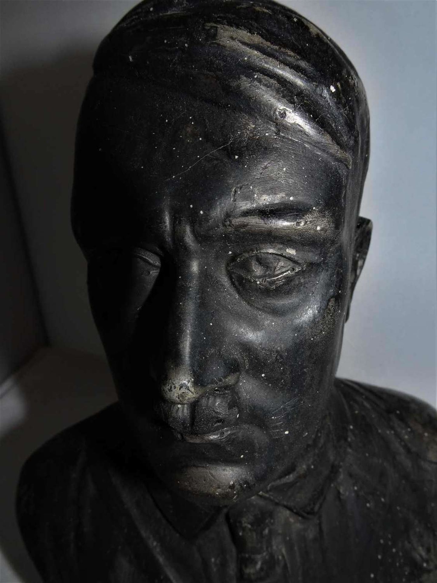 Halbbüste von Adolf Hitler des deutschen Bildhauers Otto Schmidt-Hofer. Gipskunstguss geschwärzt. - Bild 6 aus 7