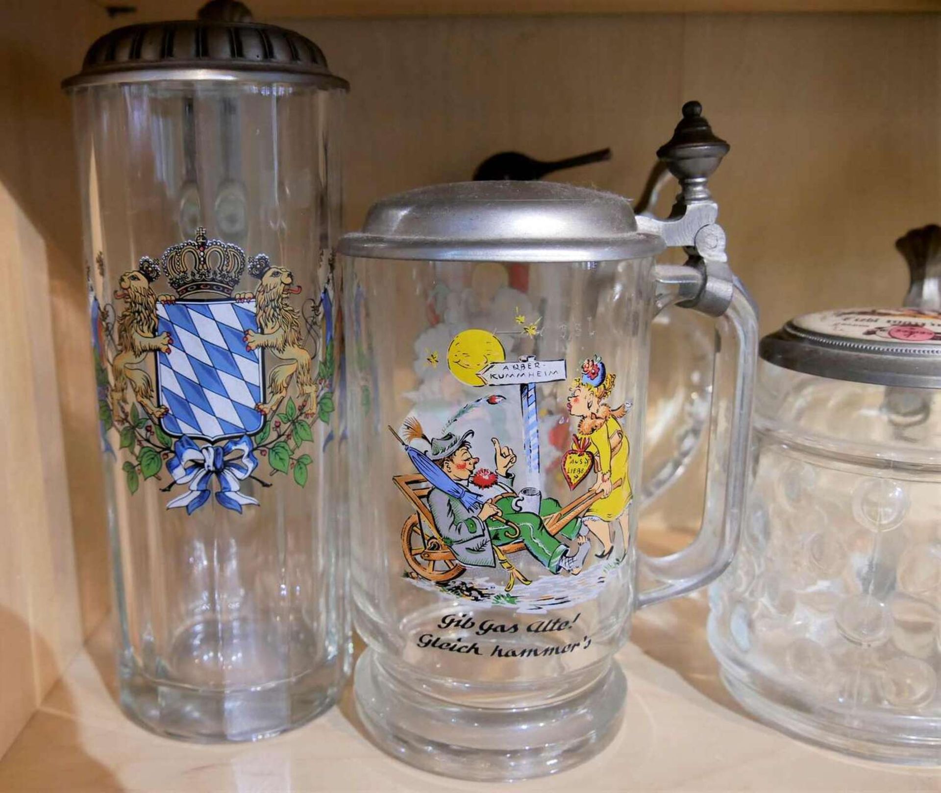 Lot Bierkrüge aus Glas, verschiedene Modelle. Teilweise mit Zinndeckel. Insgesamt 5 Stück. Lot of - Image 2 of 3