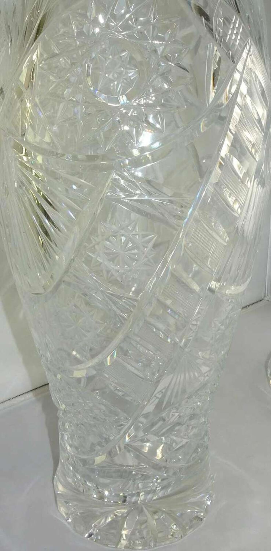 Eine Kristall-Vase mit Schliff, ca. 30 cm hoch, guter Zustand. A cut crystal vase, approx. 30 cm - Image 2 of 2