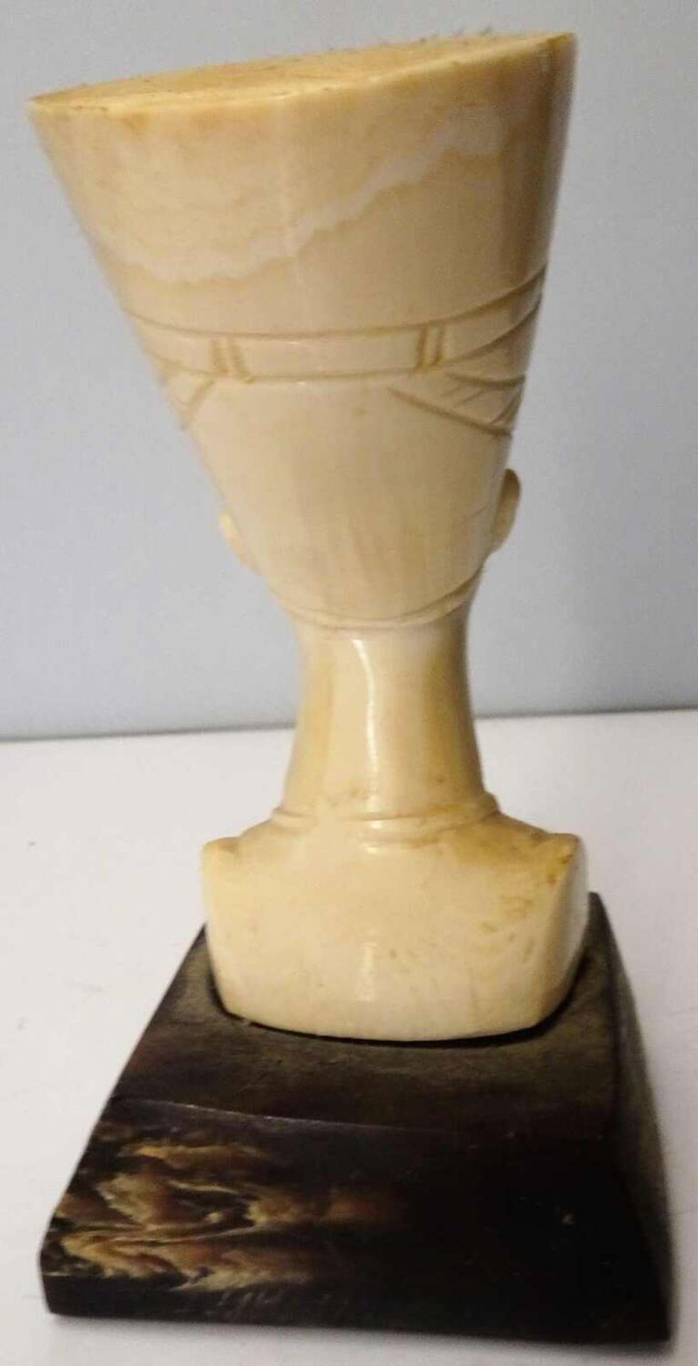 Beinschnitzerei "ägyptischer Pharao", auf Hornsockel um 1930. Gesamthöhe ca. 12 cm Bone carving " - Image 2 of 3