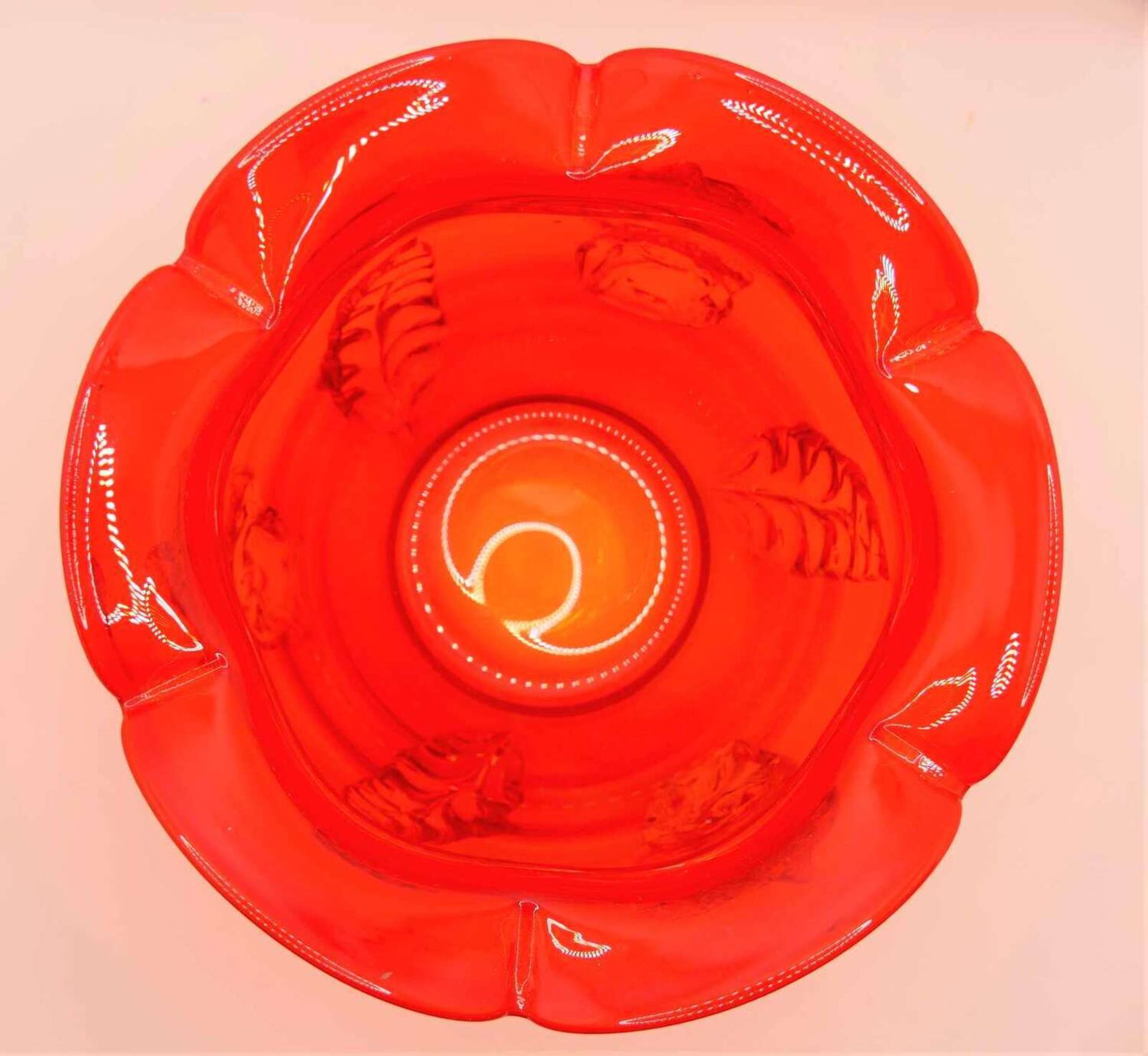 Murano Glasschüssel mit Aufschmelzungen. Rot-orangefarbenes Glas, Durchmesser ca. 24 cm Murano