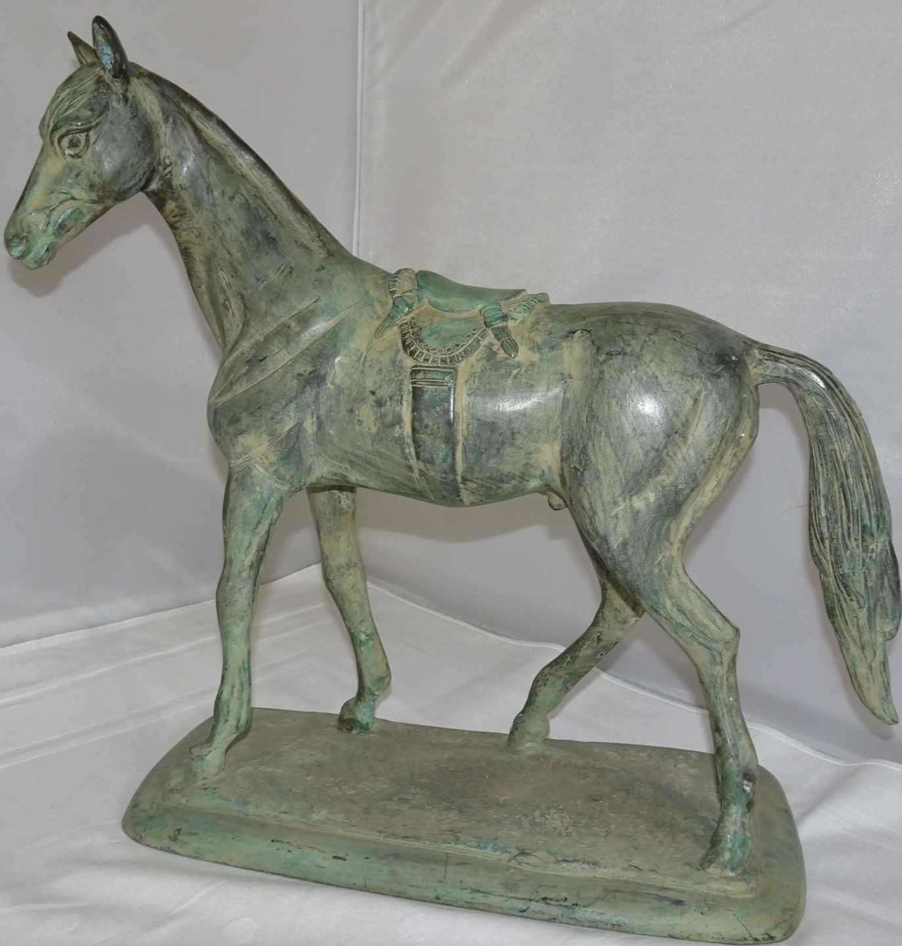 unbekannter Künstler, Bronzefigur "Pferd mit Sattel", Bronze grün patiniert. Maße: Höhe ca. 33 cm,