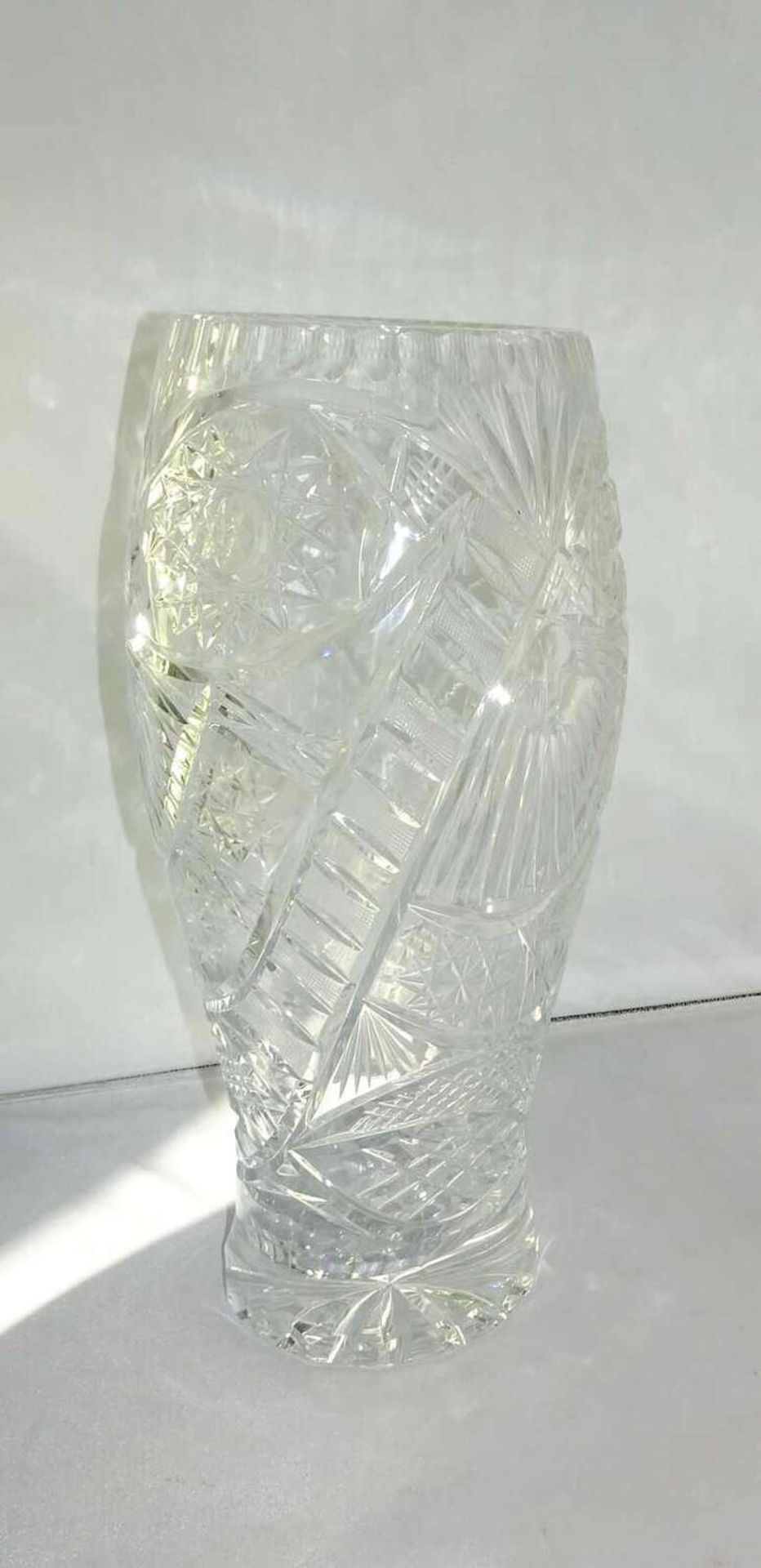 Eine Kristall-Vase mit Schliff, ca. 30 cm hoch, guter Zustand. A cut crystal vase, approx. 30 cm