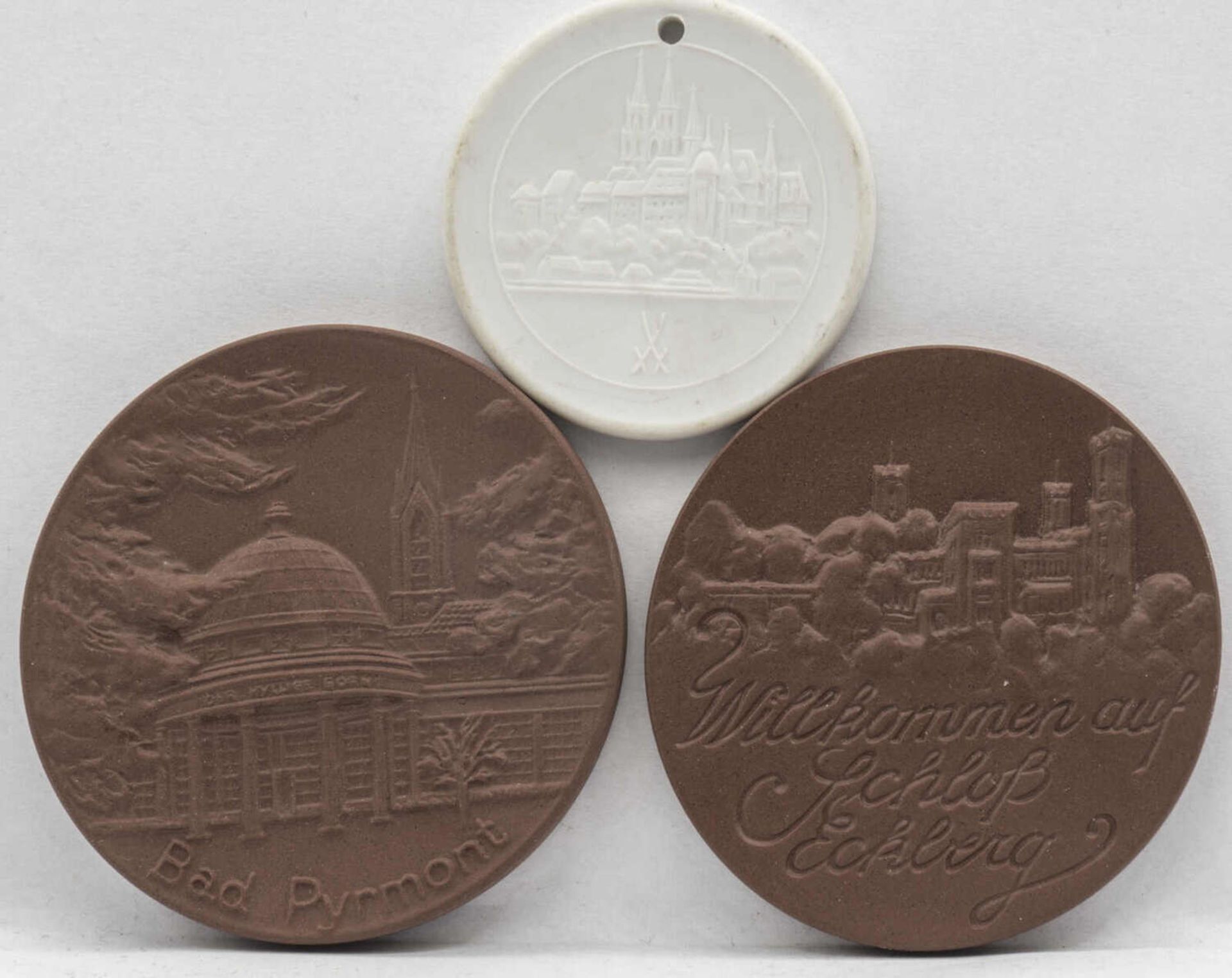 Drei Meissen Porzellan - Medaillen: Bad Pyrmont. Durchmesser: ca. 53 mm, Schloß Eckberg.