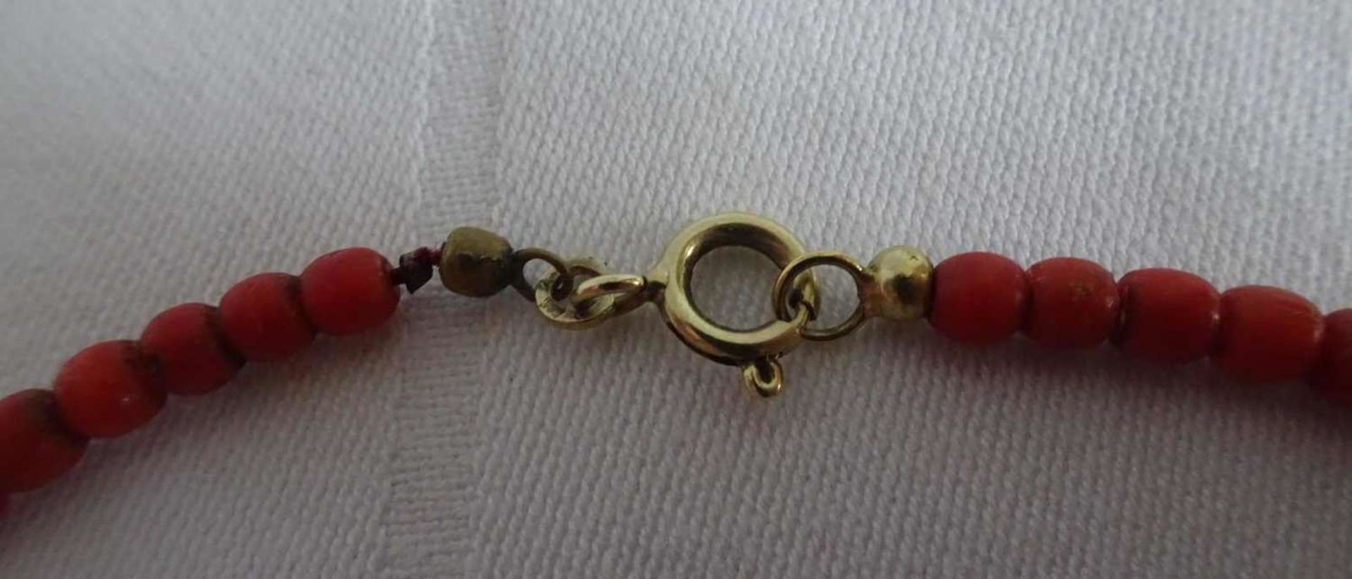 Korallenkette tiefrot, 585er Gelbgoldverschluß. Länge ca. 52 cm Coral necklace deep red, 585 yellow - Bild 3 aus 3