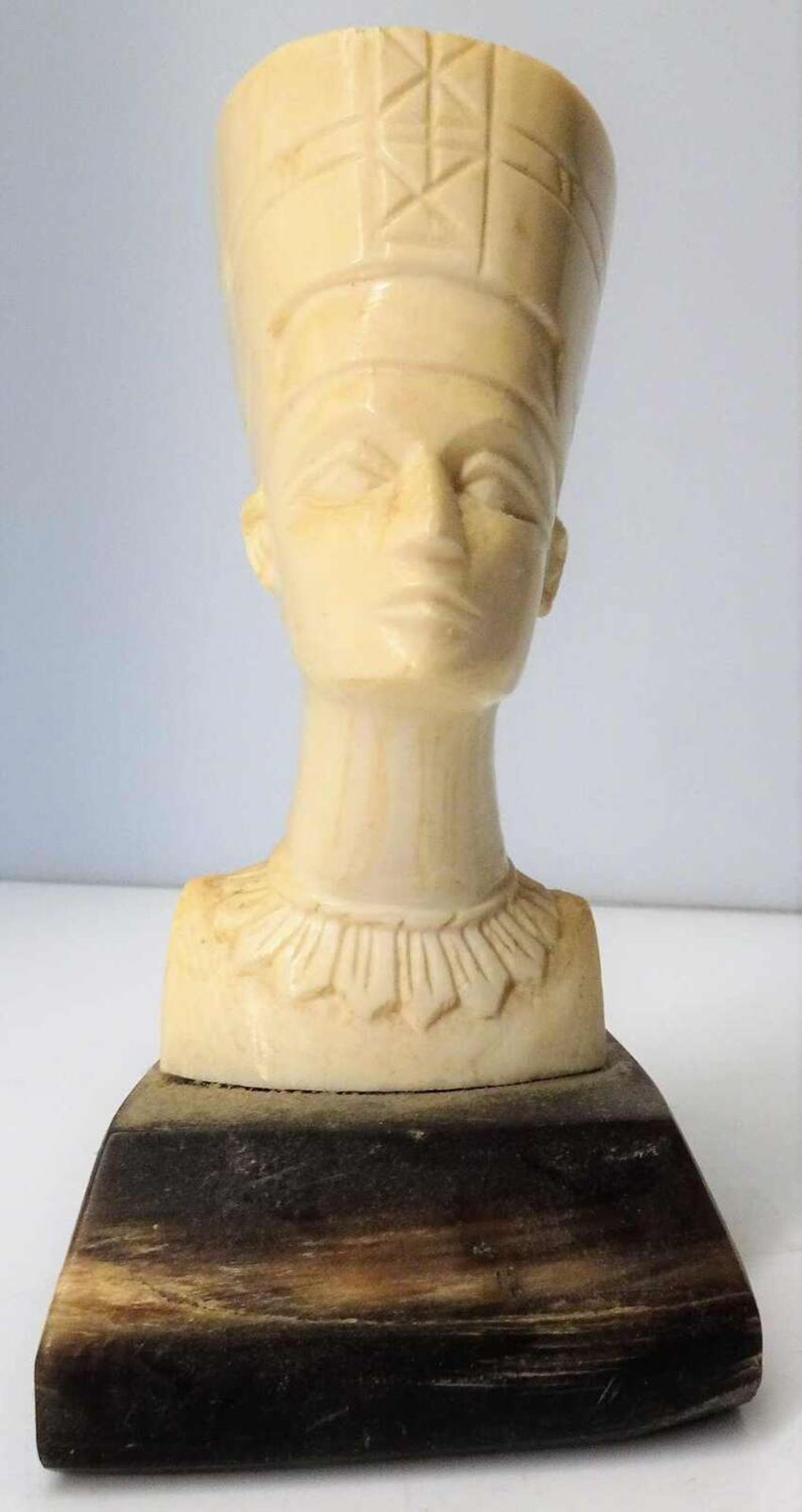 Beinschnitzerei "ägyptischer Pharao", auf Hornsockel um 1930. Gesamthöhe ca. 12 cm Bone carving "