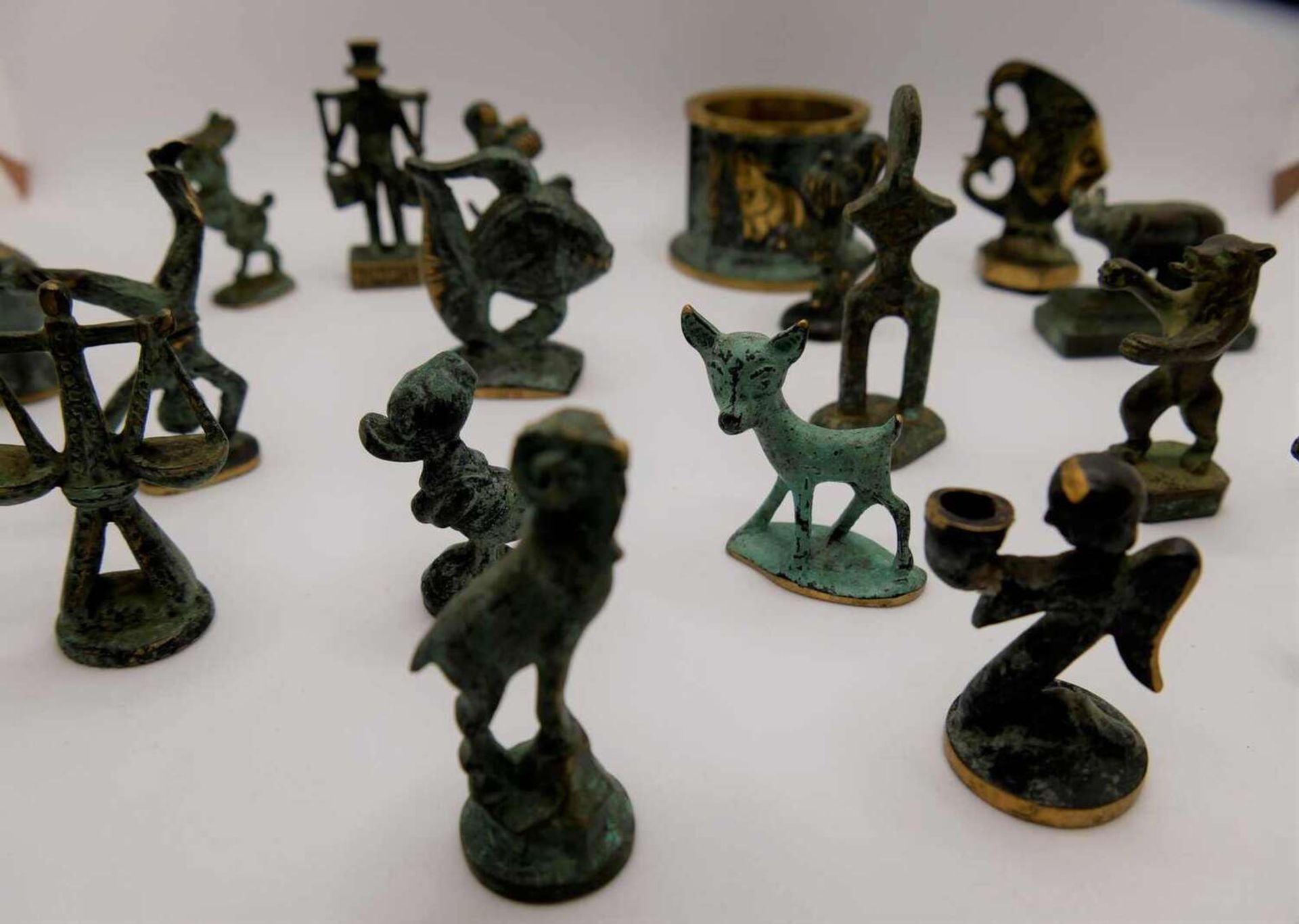 Lot Messing- und Bronzefiguren, dabei z.B. Donald Duck, Bambi, Fasan, Bär, etc. Höhe bis ca. 6 cm. - Image 3 of 4