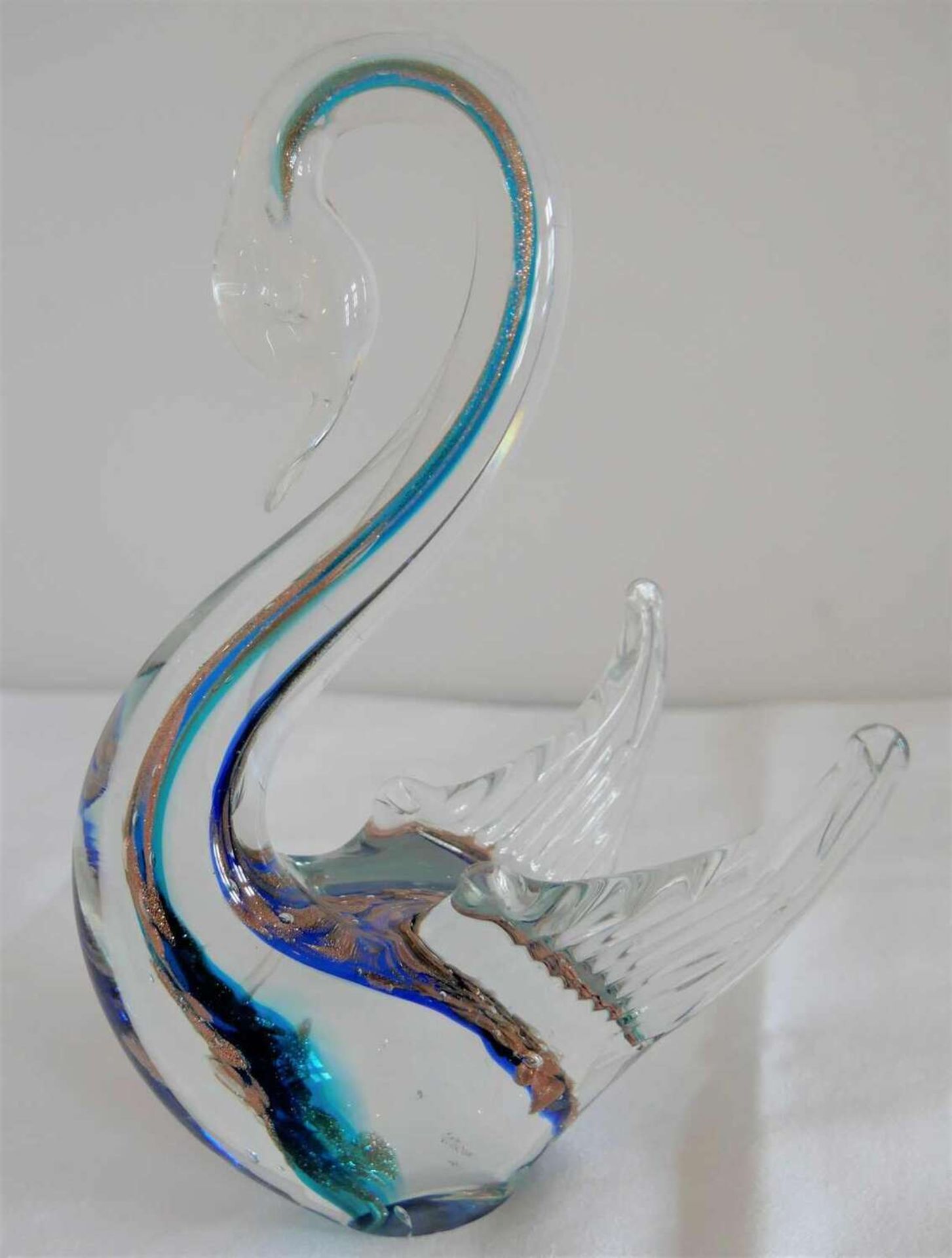 Murano Glasschwan mit Goldfolieneinschmelzungen. Maße: Höhe ca. 19 cm Murano glass swan with gold - Image 2 of 3