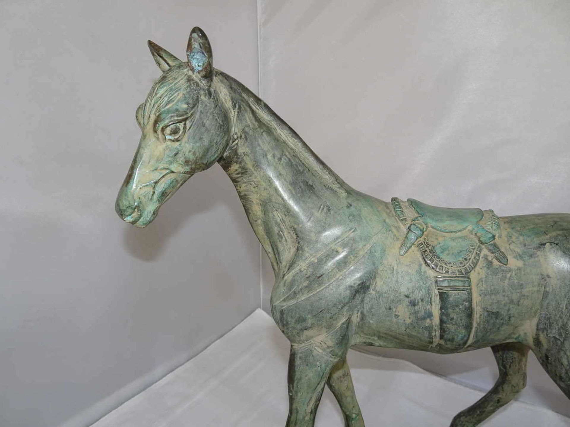 unbekannter Künstler, Bronzefigur "Pferd mit Sattel", Bronze grün patiniert. Maße: Höhe ca. 33 cm, - Image 2 of 4