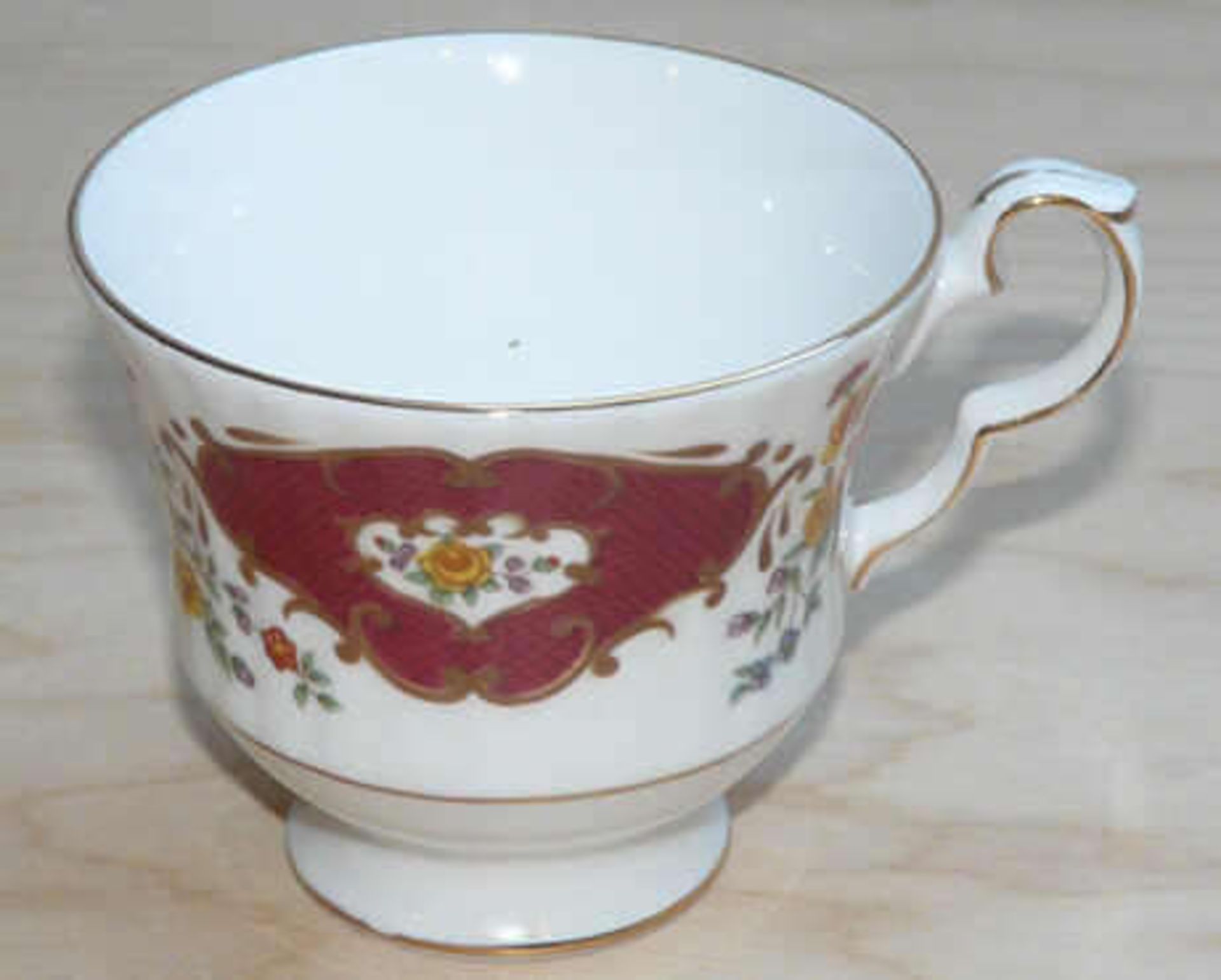 Kaffeeservice rot mit Blumendesign und Goldrand, Made in England, Royal Victorian bone china; - Image 2 of 4