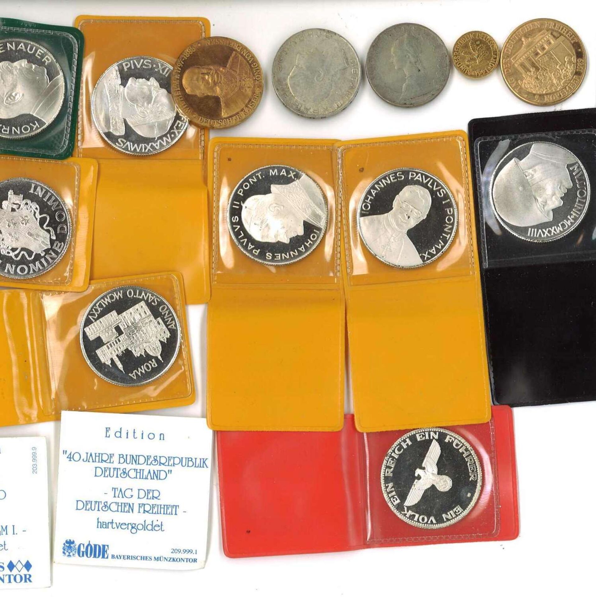 Lot Münzen & Medaillen, dabei 5 Päpste, 3x Geschichte Männer, 2x vergoldete Medaillen, ein 500 Lire
