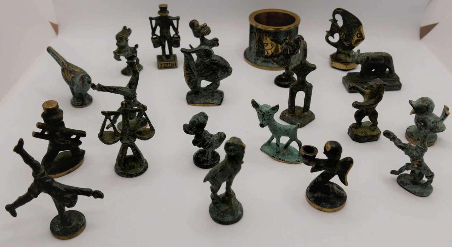 Lot Messing- und Bronzefiguren, dabei z.B. Donald Duck, Bambi, Fasan, Bär, etc. Höhe bis ca. 6 cm.