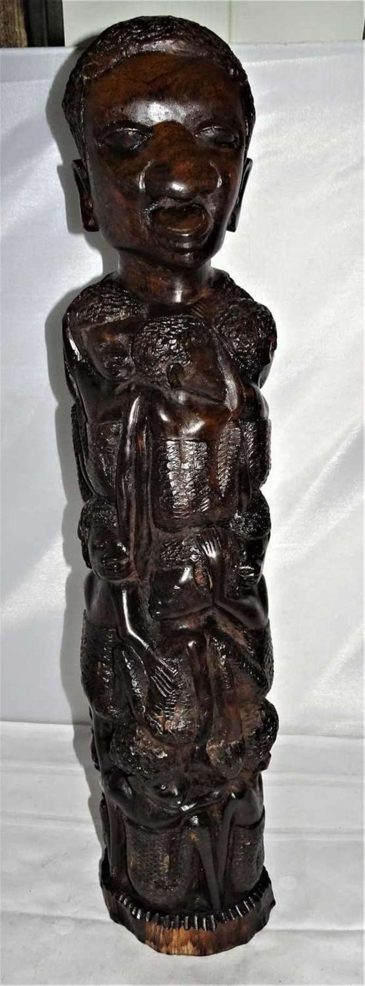 1 große Schnitzerei Makonde Ostafrika, Ebenhold. "Lebensbaum", Höhe ca. 48 cm 1 large carving
