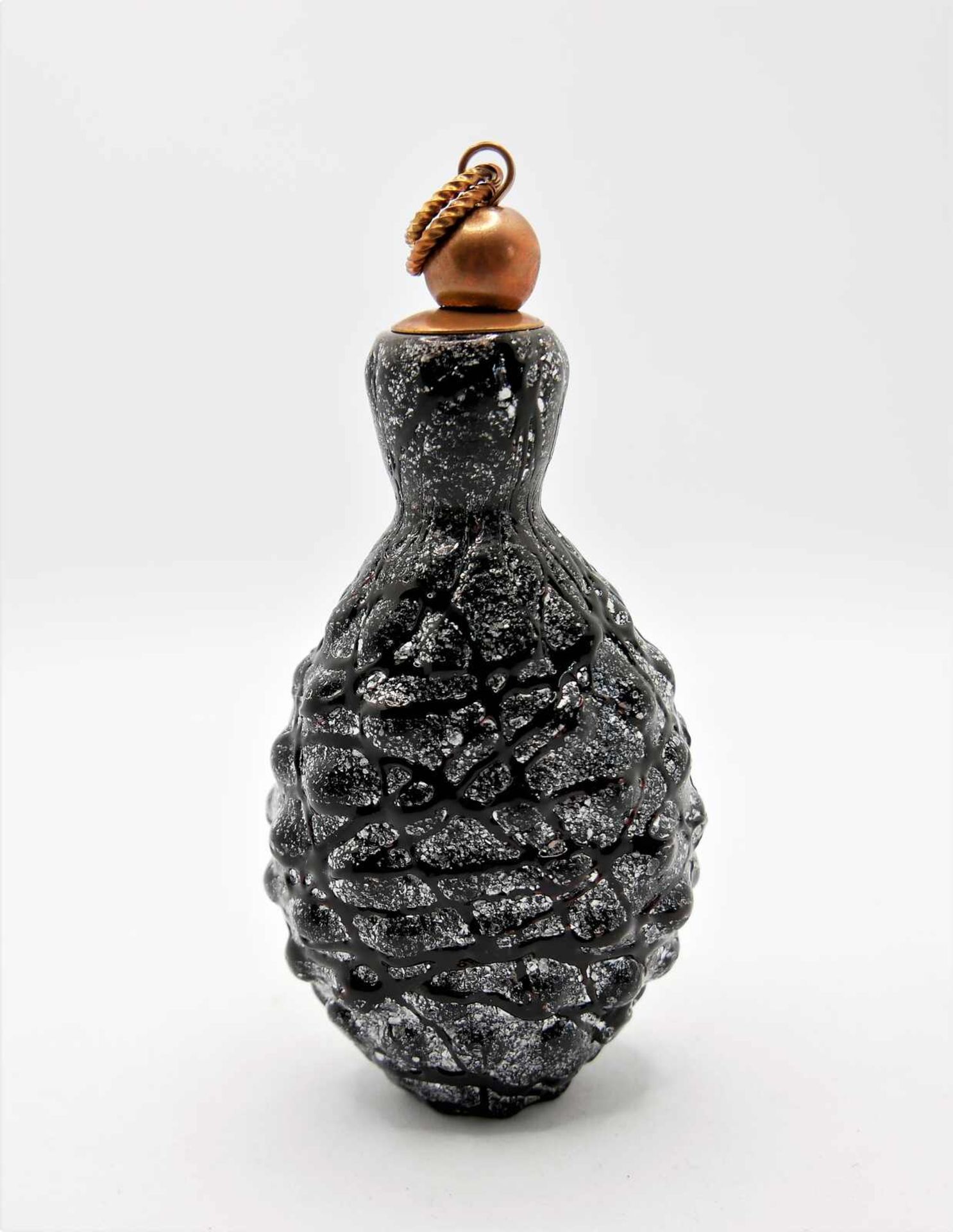 Schnupftabakflasche Glas aus Sammlung, Bixl, schwarz/silber, mit Stöpsel. Bayrischer Wald. Höhe c