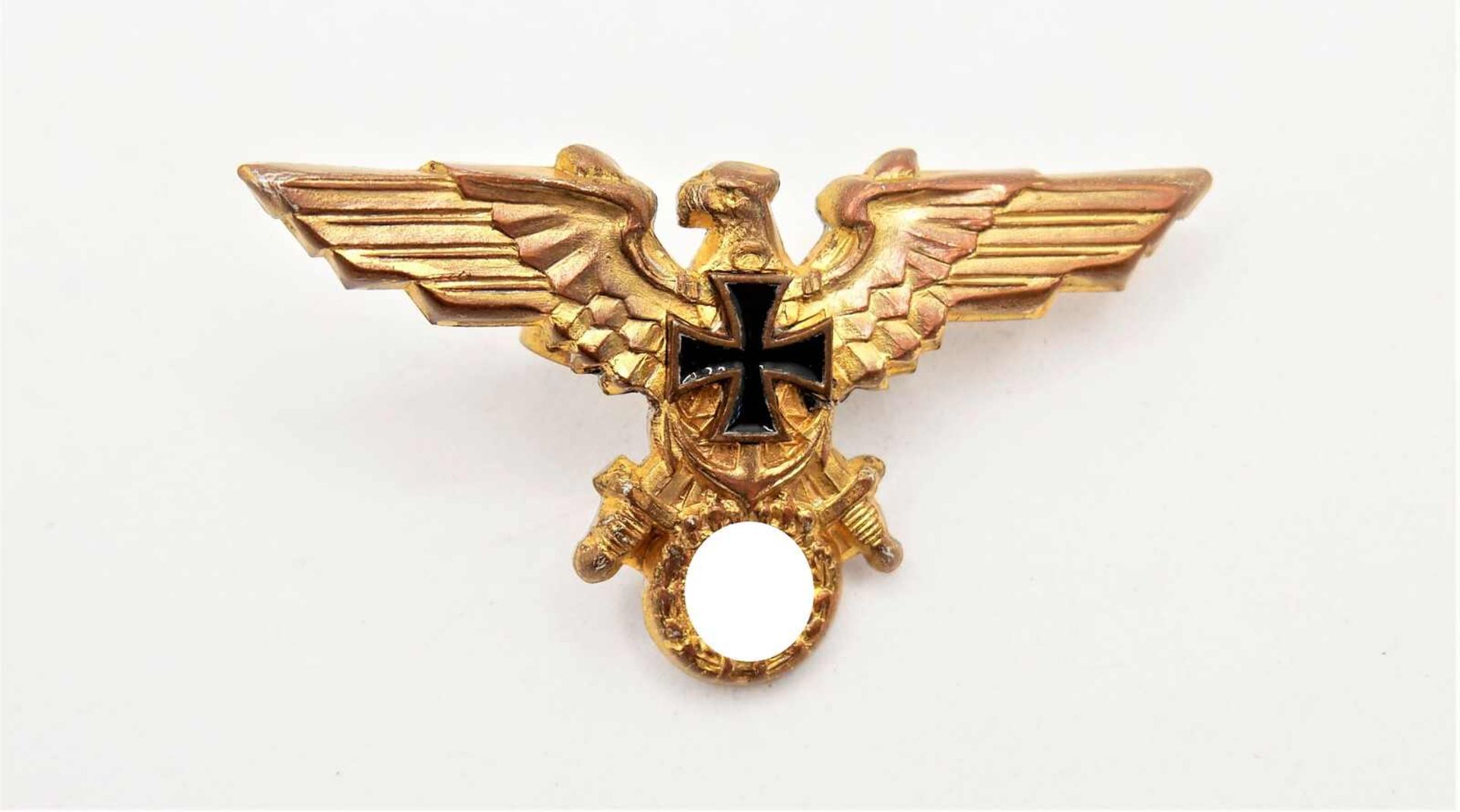 3. Reich, kleiner Mützenadler mit Eisernem Kreuz und Hakenkreuz. Maße: Breite ca. 6,5 cm, Höhe c