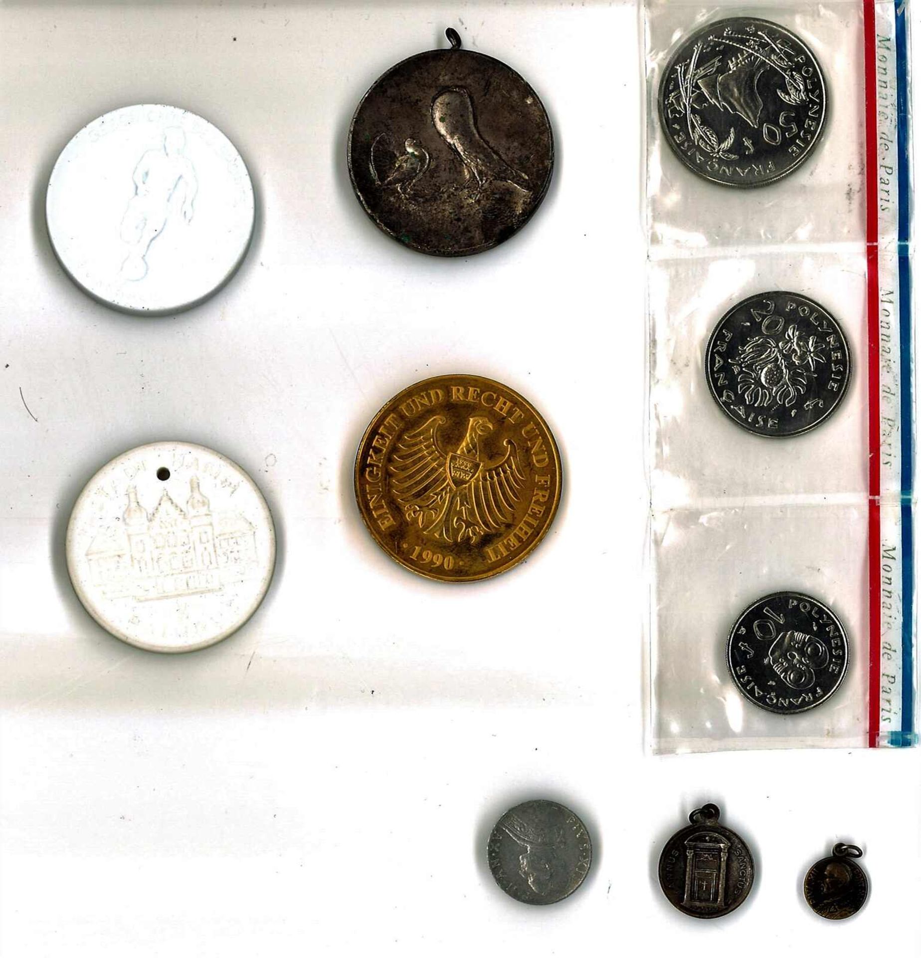 Lot Münzen und Medaillen alle Welt, dabei auch 2x Meissen, sowie 1 Münzsatz Frz. Polynesien, etc.