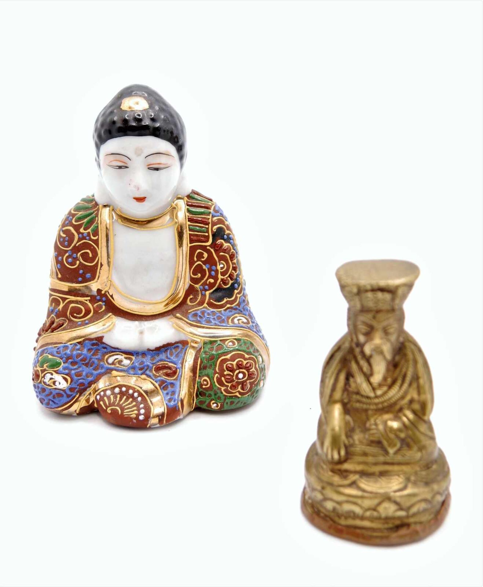 Lot Asiatika, dabei kleiner Porzellan Buddha, Becher - dieser gemarkt, sowie 1 Messing Petschaft "M - Image 2 of 2