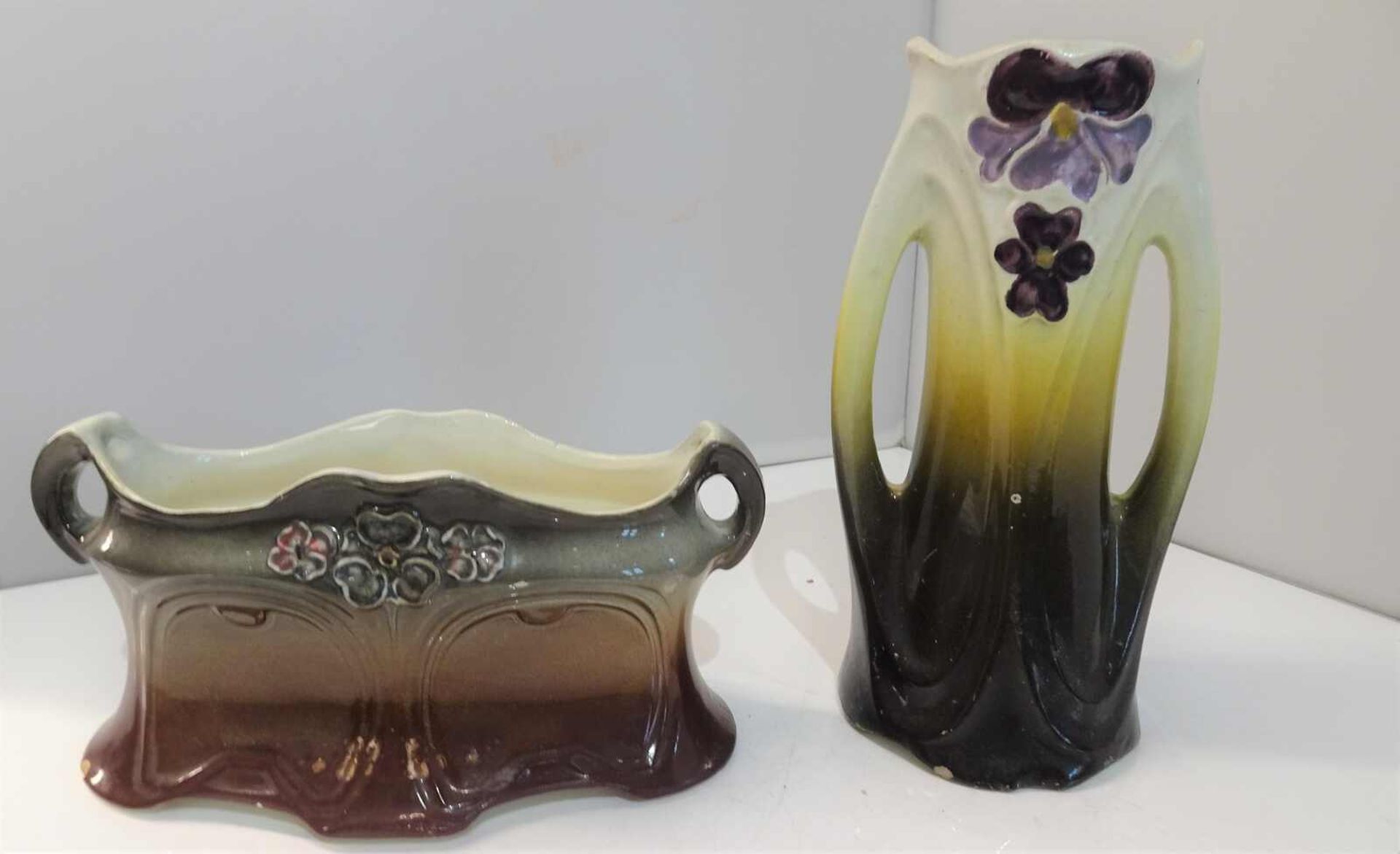 2 Teile Jugendstil Keramik, teilweise bestoßen.2 pieces of Art Nouveau ceramics, partly bumped.