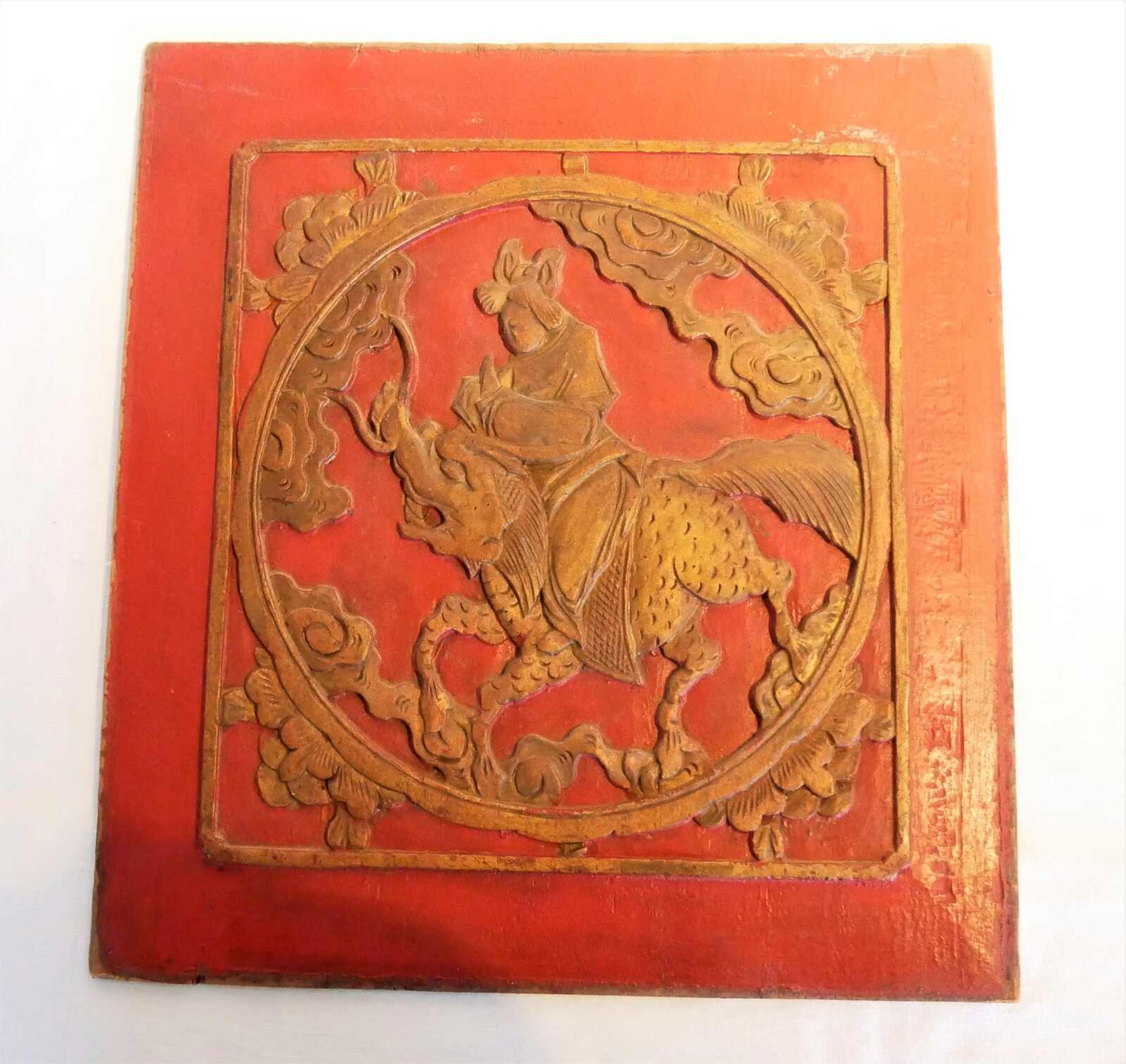 Eine chinesische Holztalfel, feine Schnitzerei, Reste alter Vergoldung, Hintergrund rot gelackt.
