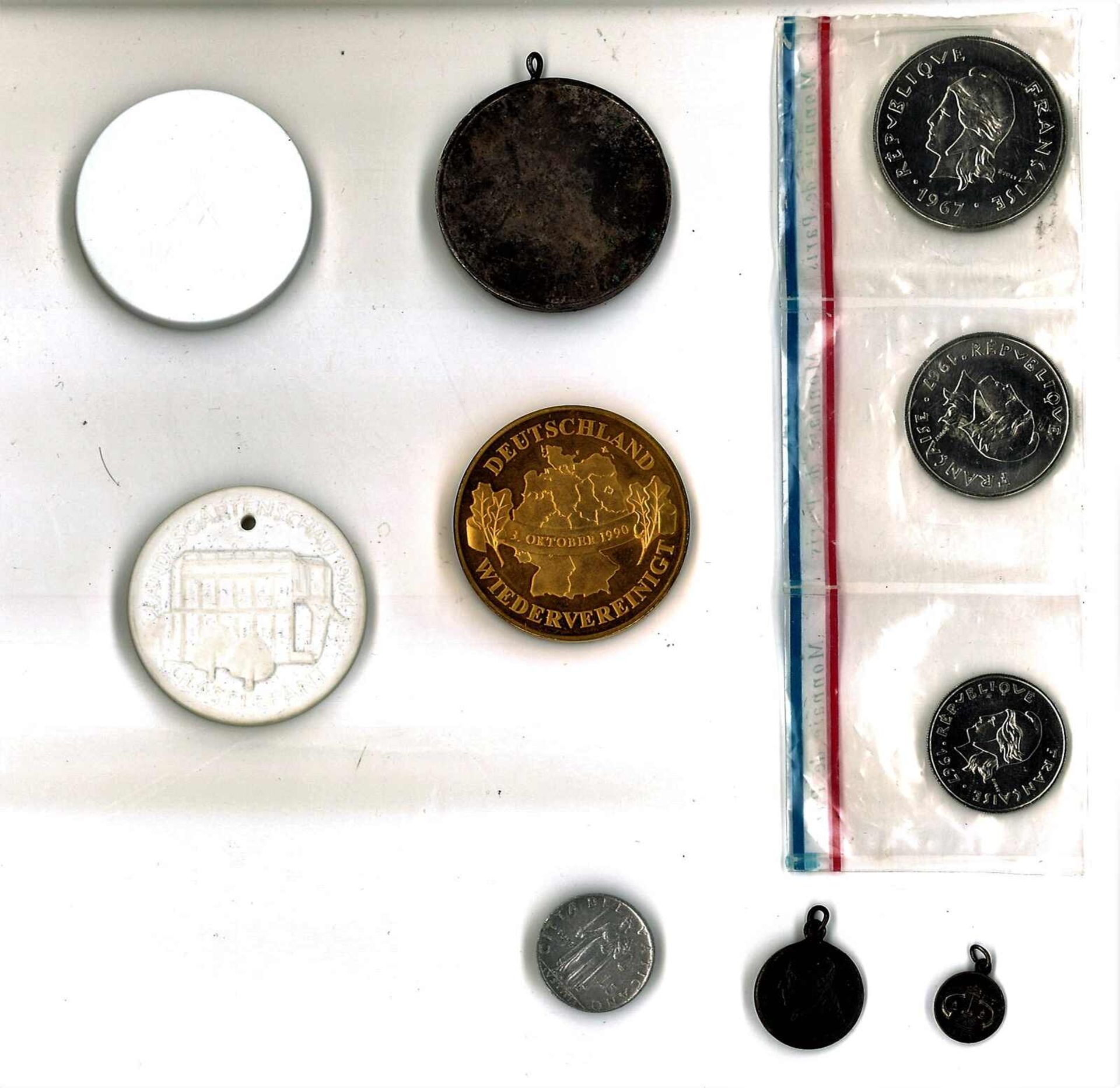 Lot Münzen und Medaillen alle Welt, dabei auch 2x Meissen, sowie 1 Münzsatz Frz. Polynesien, etc. - Image 2 of 3