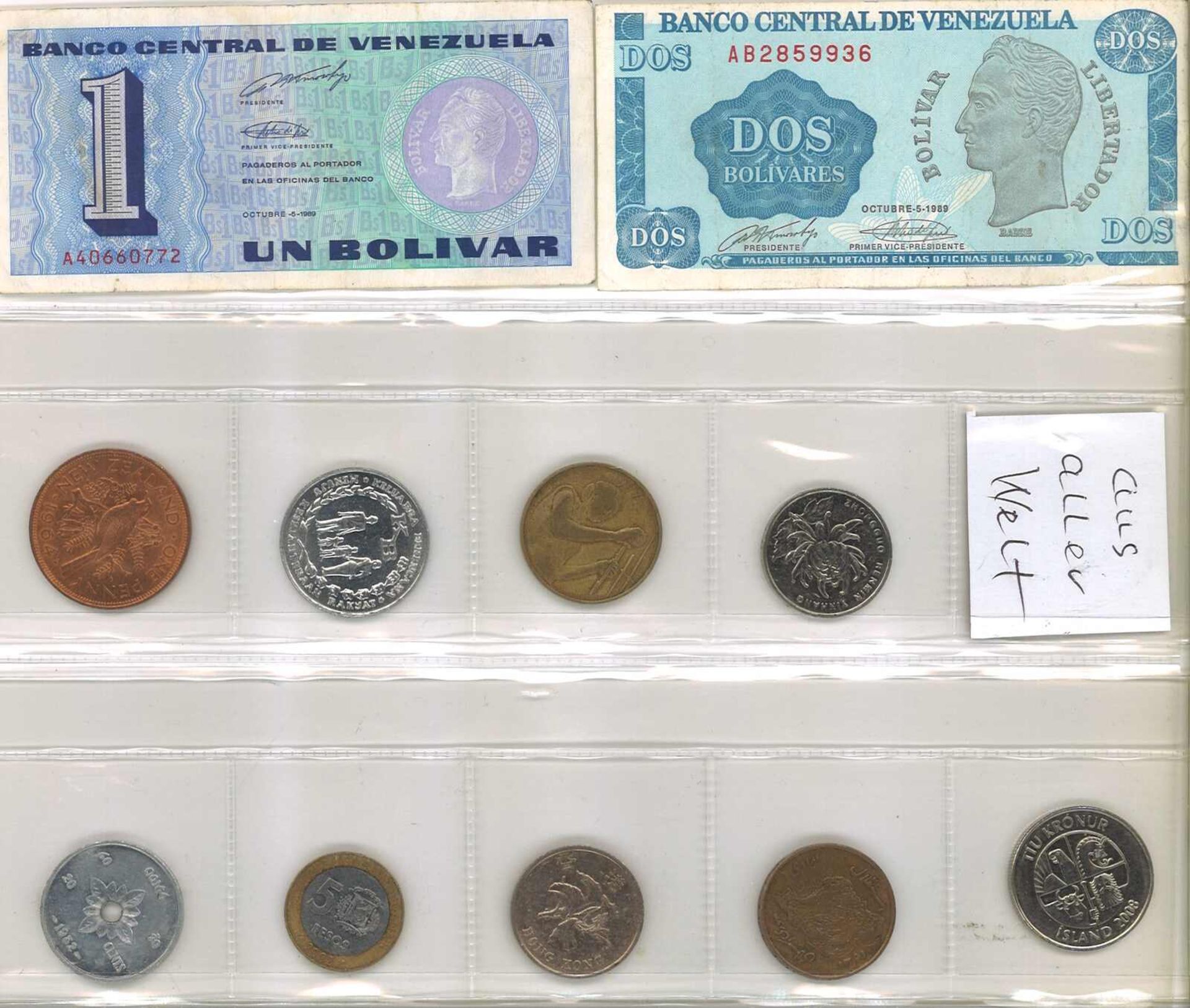 Ein Münzalbum gefüllt mit Umlaufmünzen, dabei auch ältere Stücke, meist Europa.A coin album fi